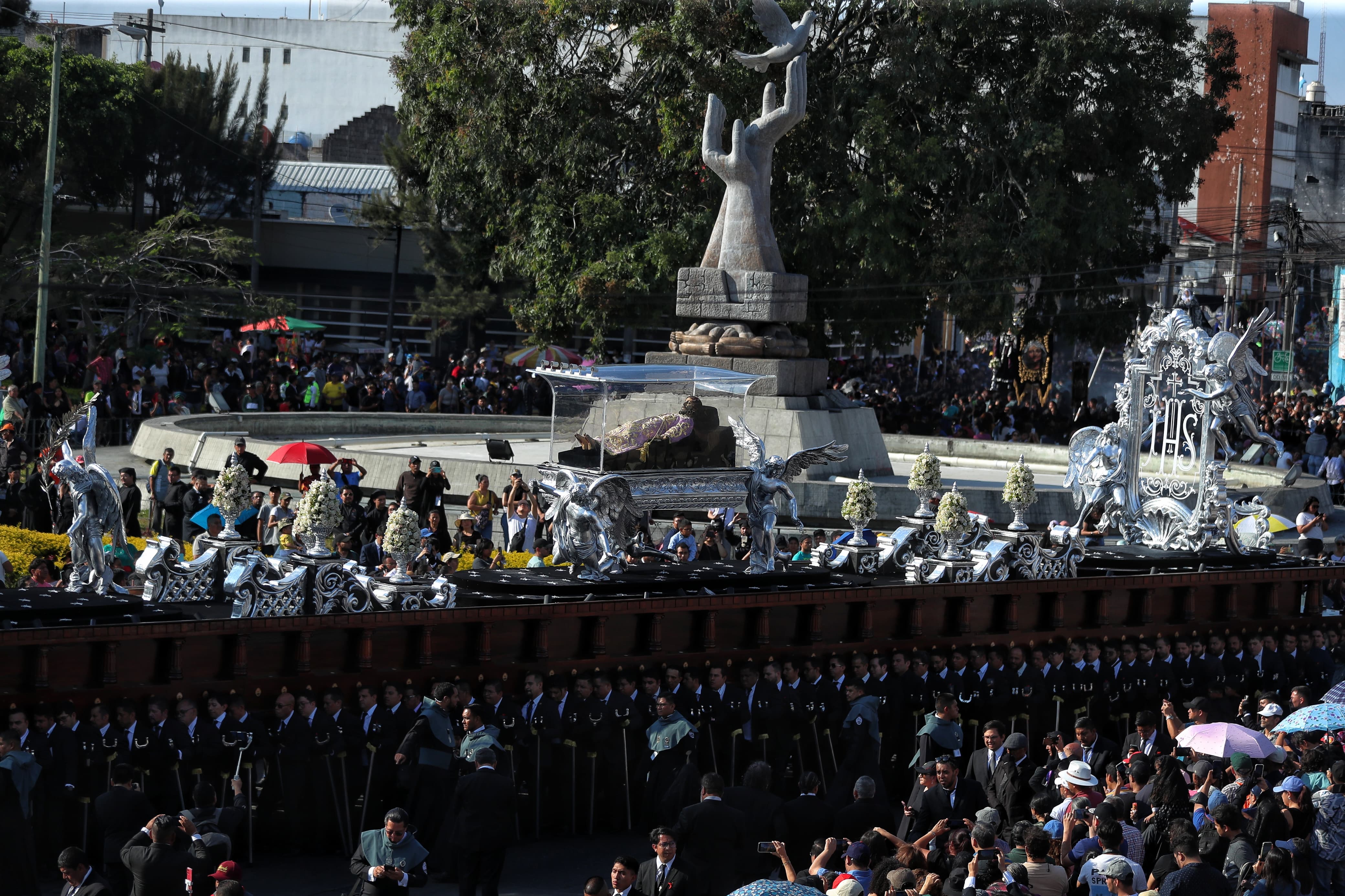 Distintas procesiones recorren este Viernes Santo el Centro Histórico, en la zona 1 capitalina. (Foto Prensa Libre: Esbin García)
