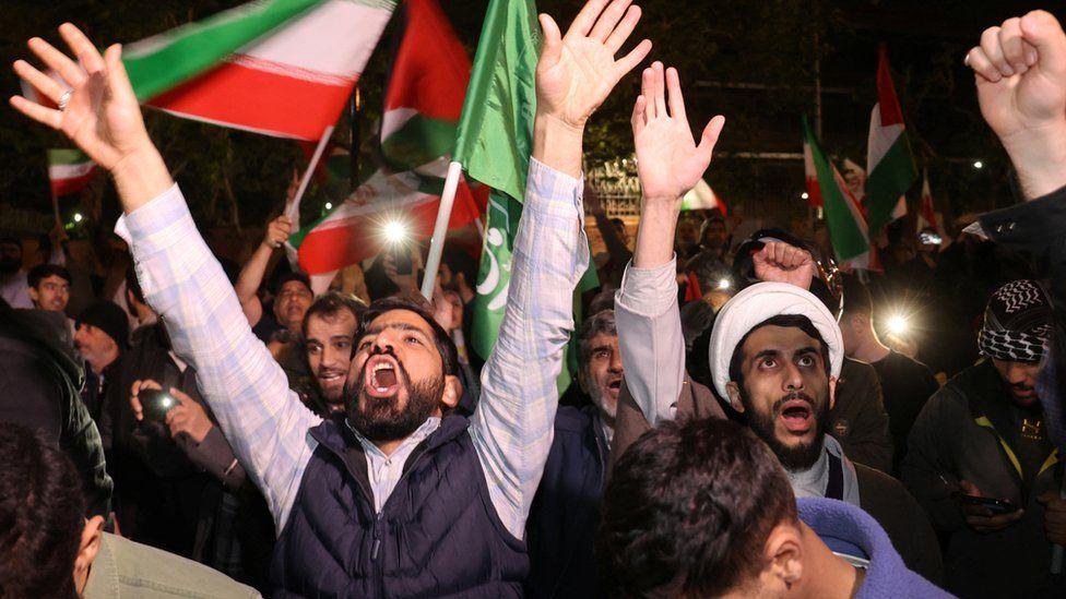 Manifestantes iraníes en Teherán reaccionan tras el ataque iraní a Israel.

Reuters