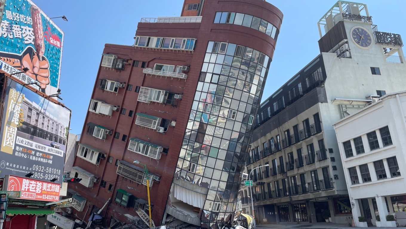 Un edificio casi por desplomarse después de un terremoto de magnitud 7,4 en Hualien, Taiwán, el 03 de abril de 2024. (EFE/ The Central News Agency)
