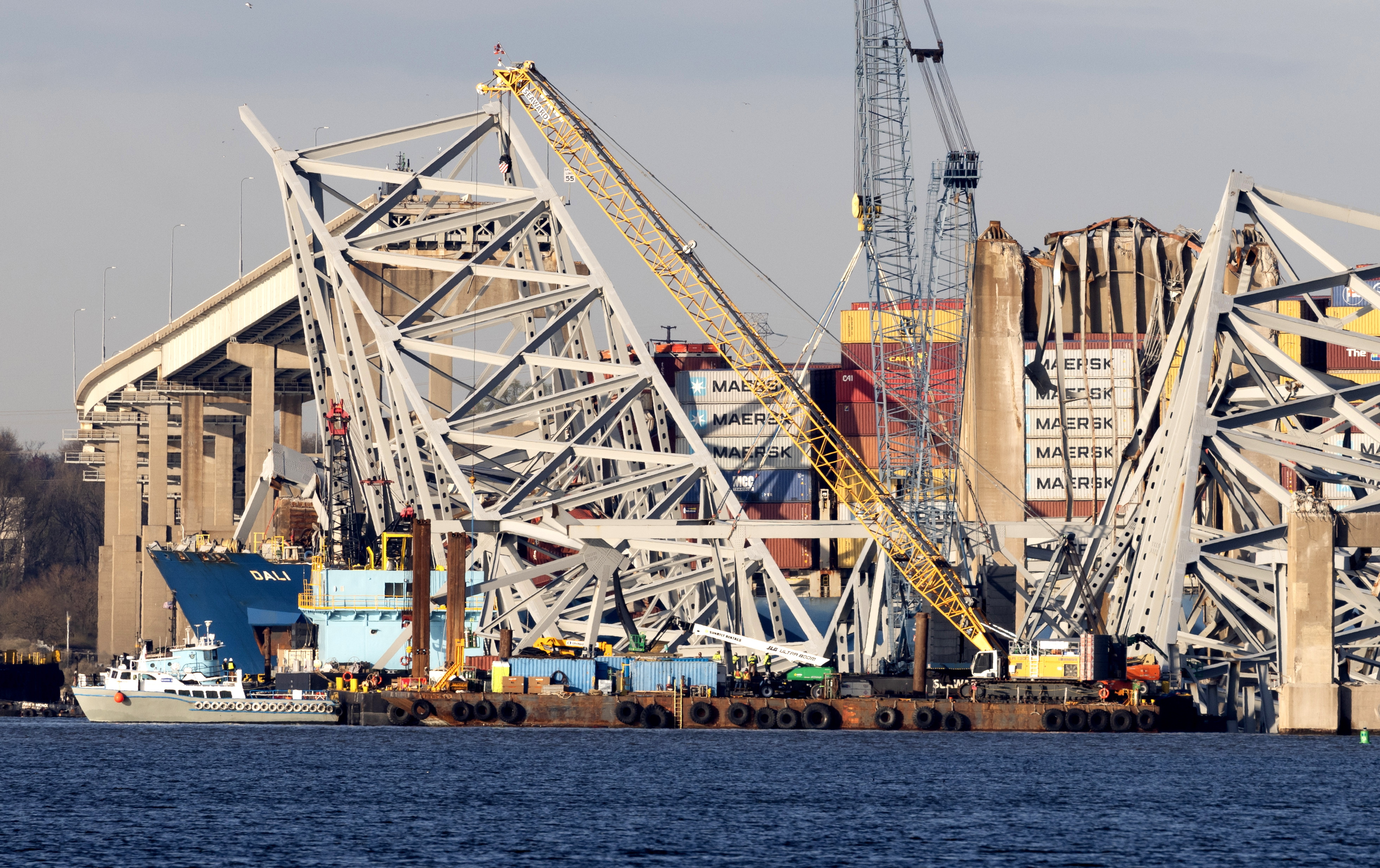 El buque de carga Dali se ve bajo los restos del puente Francis Scott Key en el río Patapsco en Baltimore, Maryland, EE.UU.. (Foto Prensa Libre: EFE)