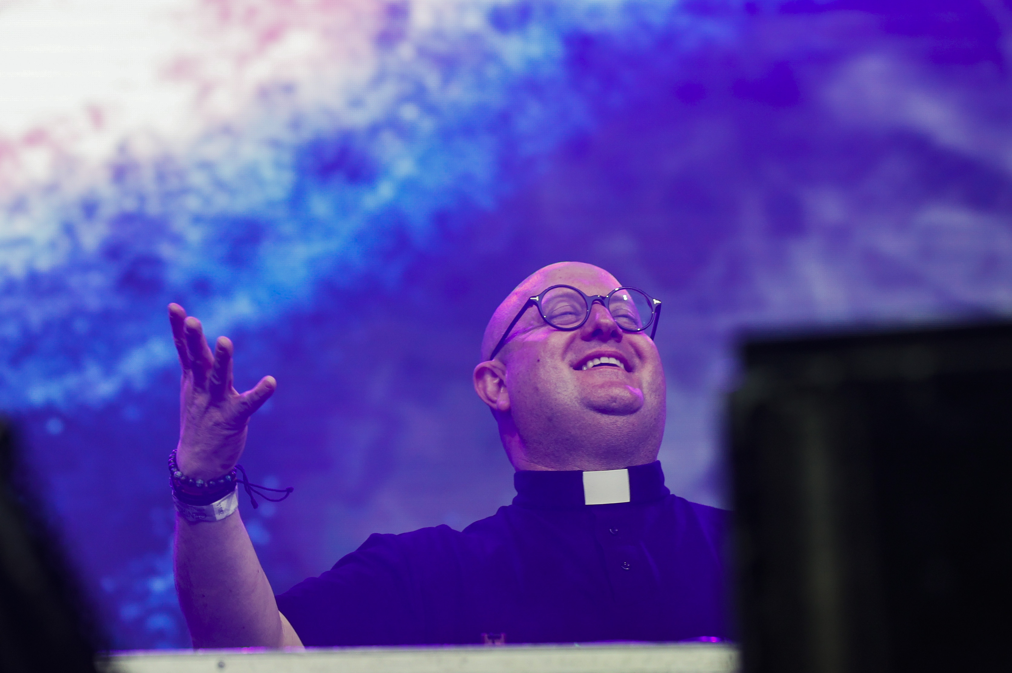 MADRID , 06/04/2024.- Actuación del Padre Guilherme en el concierto de la Fiesta de la Resurrección, celebrado este sábado en la plaza de Cibeles, en Madrid. EFE/ Fernando Alvarado