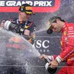 El piloto español de Ferrari Carlos Sainz Jr. (C), tercero, celebra en el podio con el holandés Max Verstappen (i), vencedor, durante la entrega de trofeos del Gran Premio de Japón de F1, este domingo, en el Circuito de Suzuka (Japón). (Foto Prensa Libre: EFE)