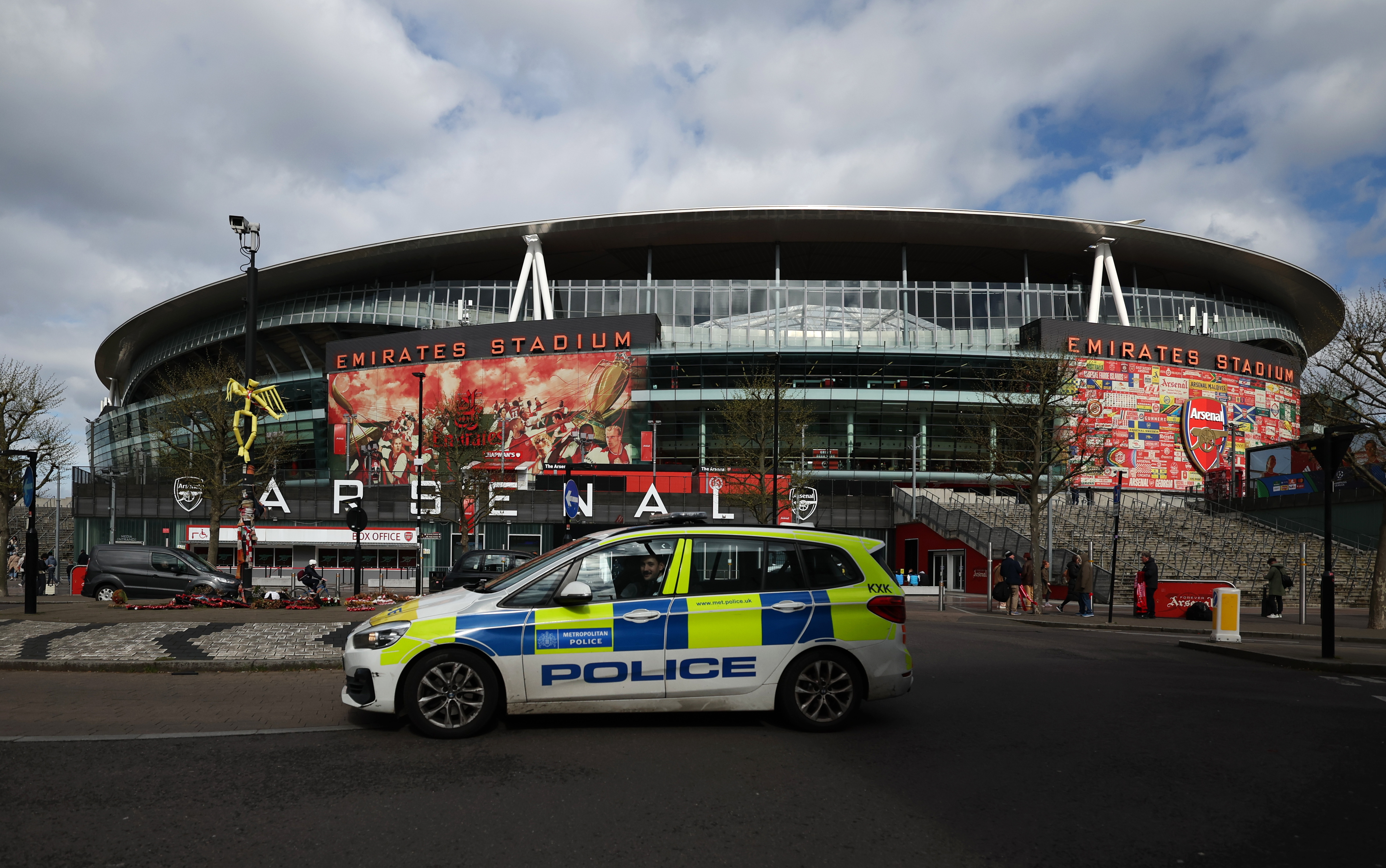 Hay presencia policial mayor a la normal en los estadios que albergarán partidos de la Champions League.