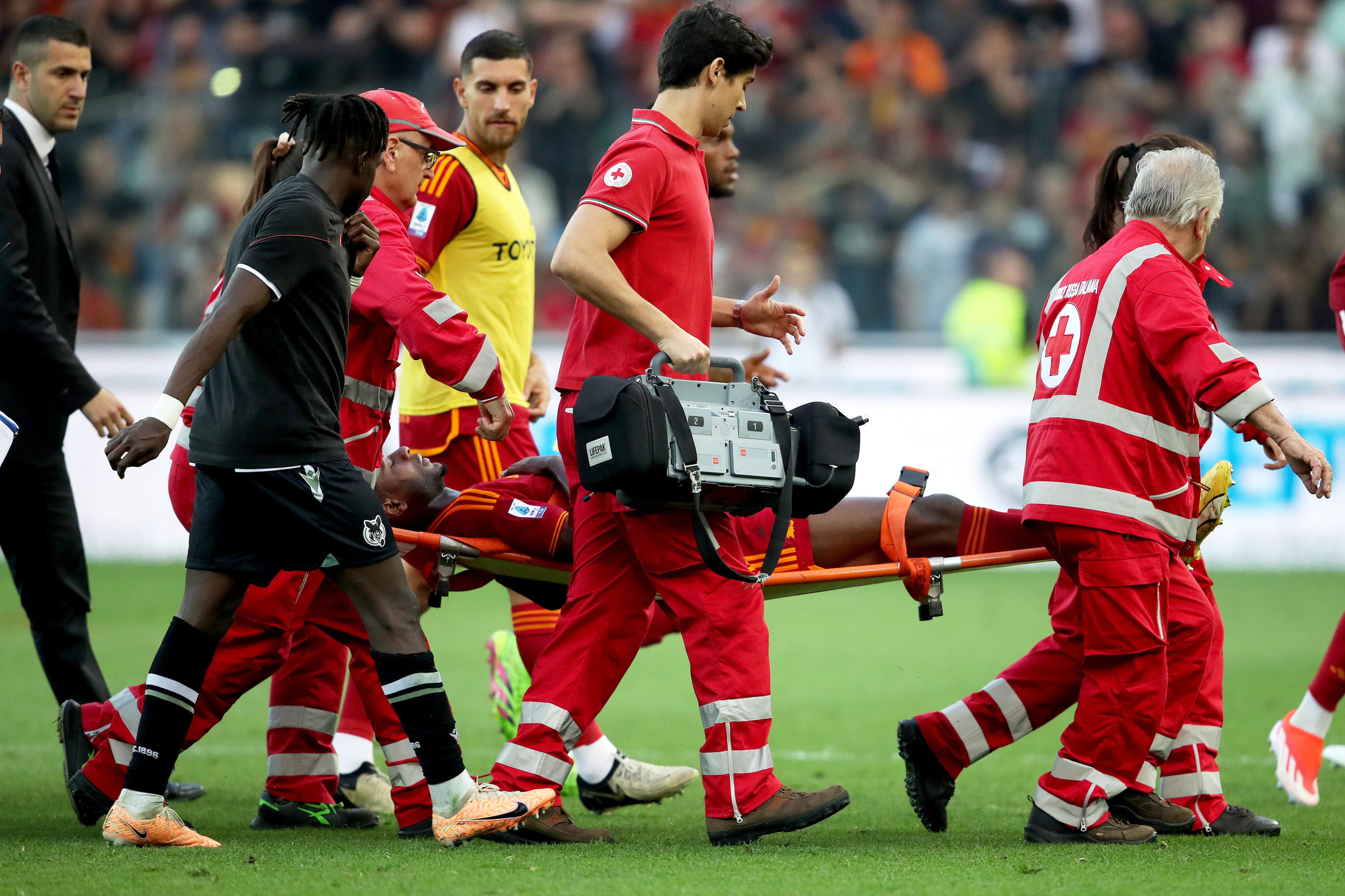 Colapsa Evan N’Dicka en pleno juego y suspenden el Udinese-Roma