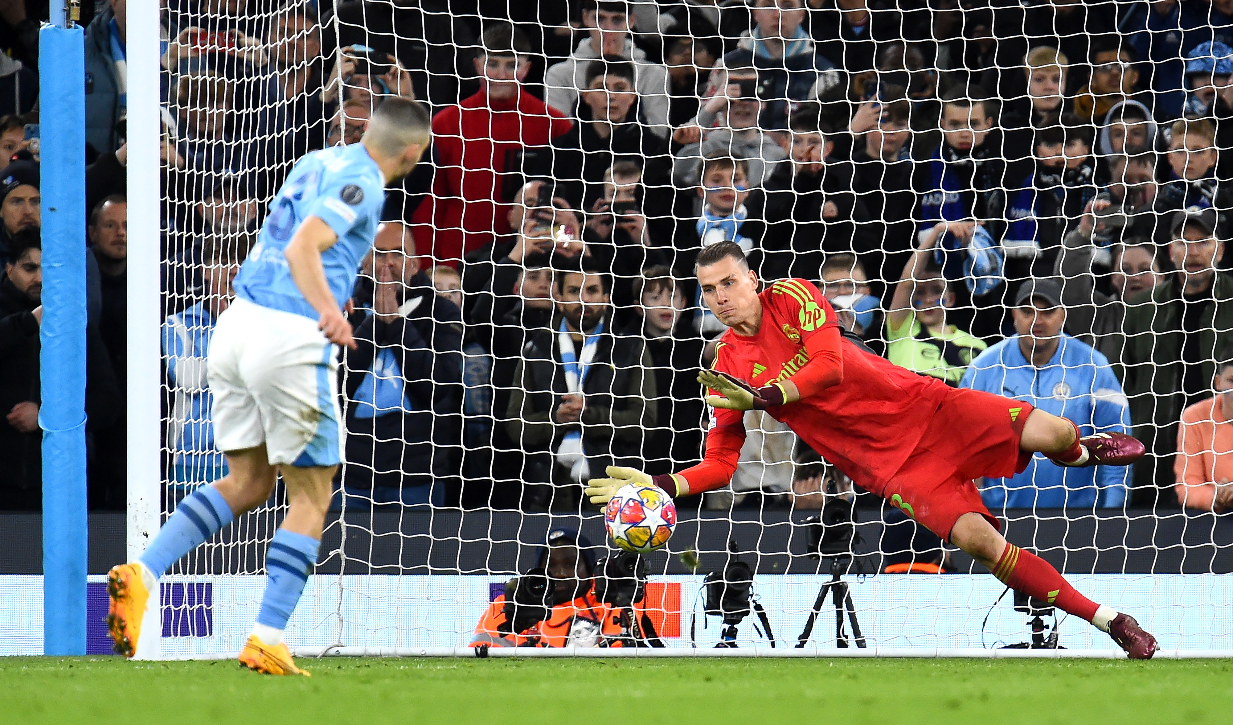 ¡Lunin el héroe! Real Madrid elimina al campeón Man City y está en semis de Champions League