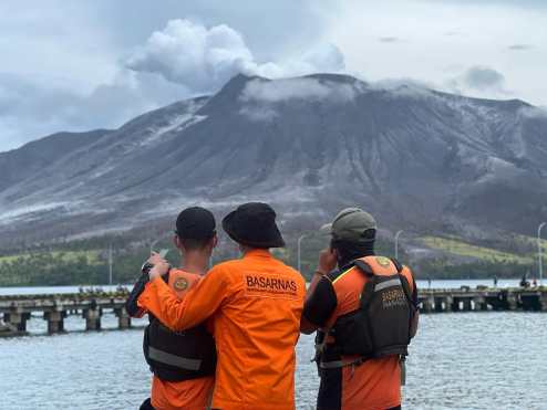 Tagulandang (Indonesia), 18/04/2024.- A handout photo made available by National Search and Rescue Agency (BASARNAS) shows rescuers observing Mount Ruang eruption in Tagulandang, Indonesia, 18 April 2024. The Center for Volcanology and Geological Disaster Mitigation (PVMBG) said that the eruption of Mount Ruang, Sitaro Regency, North Sulawesi (Sulut) is now at level IV or highest alert. As a result of the eruption of Mount Ruang, 272 families, or around 828 people, were evacuated. EFE/EPA/BASARNAS HANDOUT HANDOUT EDITORIAL USE ONLY/NO SALES HANDOUT EDITORIAL USE ONLY/NO SALES