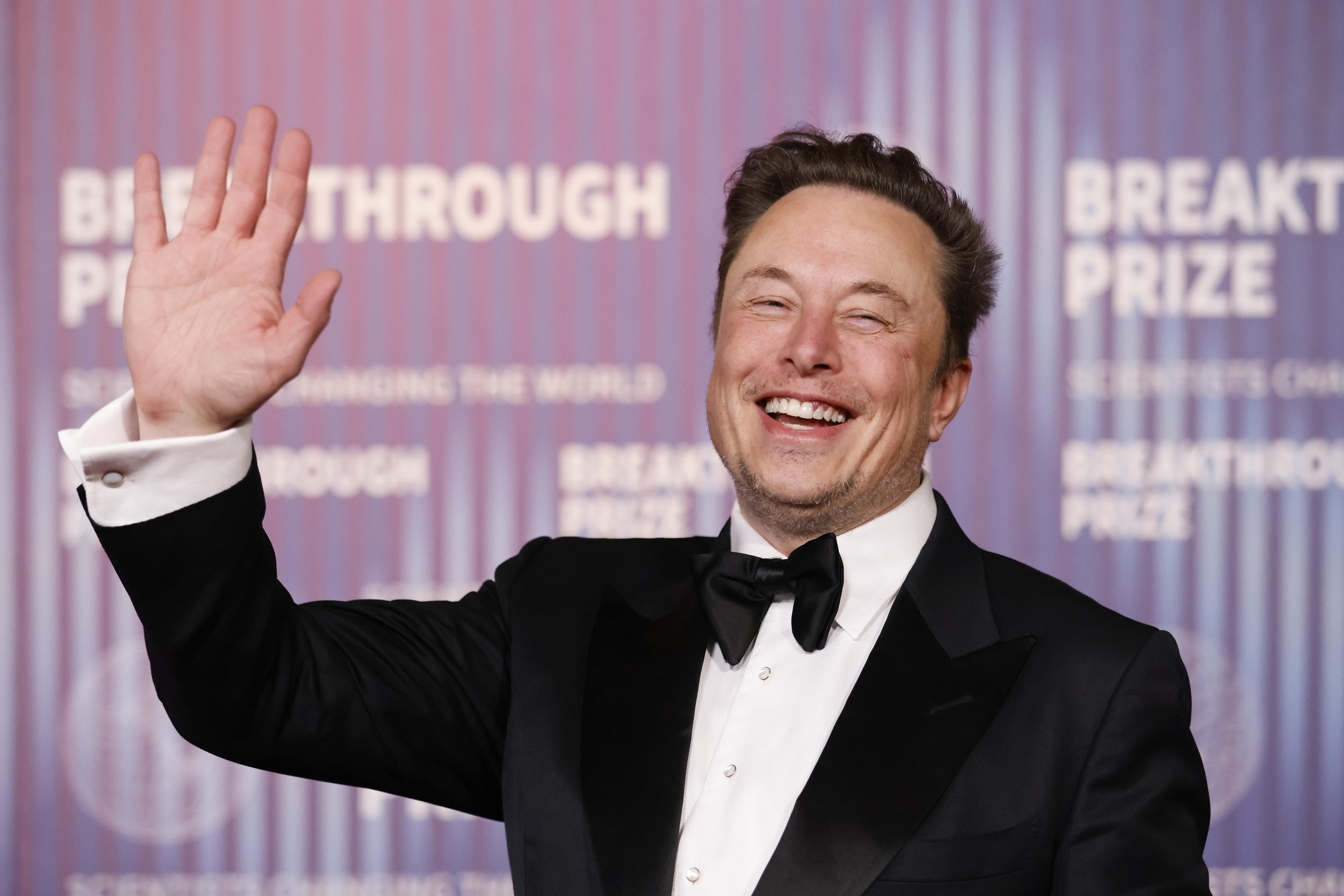 EA7153. LOS ÁNGELES (ESTADOS UNIDOS), 18/04/2024.- El consejero delegado de Tesla Motors, Elon Musk, saluda a la llegada para la décima versión del premio Breakthrough el sábado 13 de abril de 2024, en Los Ángeles (EE.UU.). Esta semana Musk despidió a unas 15.000 personas, el 10 % de la plantilla de Tesla."Como parte de este esfuerzo, hemos realizado una revisión exhaustiva de la organización y tomado la difícil decisión de reducir la plantilla más de un 10 % globalmente", escribió Musk en un escueto correo electrónico. EFE/ Caroline Brehman
