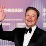 EA7153. LOS ÁNGELES (ESTADOS UNIDOS), 18/04/2024.- El consejero delegado de Tesla Motors, Elon Musk, saluda a la llegada para la décima versión del premio Breakthrough el sábado 13 de abril de 2024, en Los Ángeles (EE.UU.). Esta semana Musk despidió a unas 15.000 personas, el 10 % de la plantilla de Tesla."Como parte de este esfuerzo, hemos realizado una revisión exhaustiva de la organización y tomado la difícil decisión de reducir la plantilla más de un 10 % globalmente", escribió Musk en un escueto correo electrónico. EFE/ Caroline Brehman
