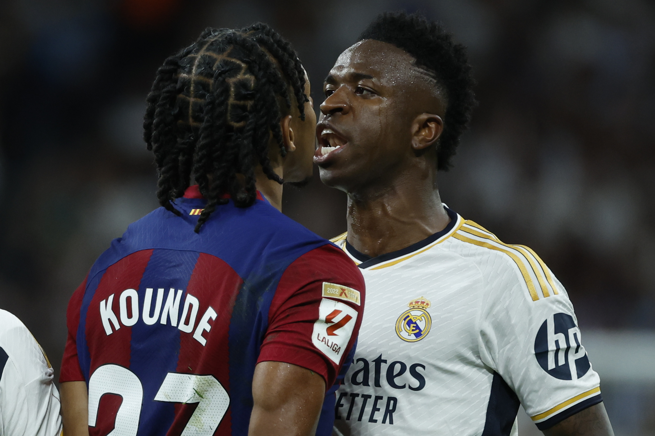 El defensa del FC Barcelona Kounde (i) se encara con el brasileño Vinicius Jr., del Real Madrid, durante el partido de la jornada 32 de LaLiga EA Sports entre Real Madrid y FC Barcelona.  (Foto Prensa Libre: EFE)