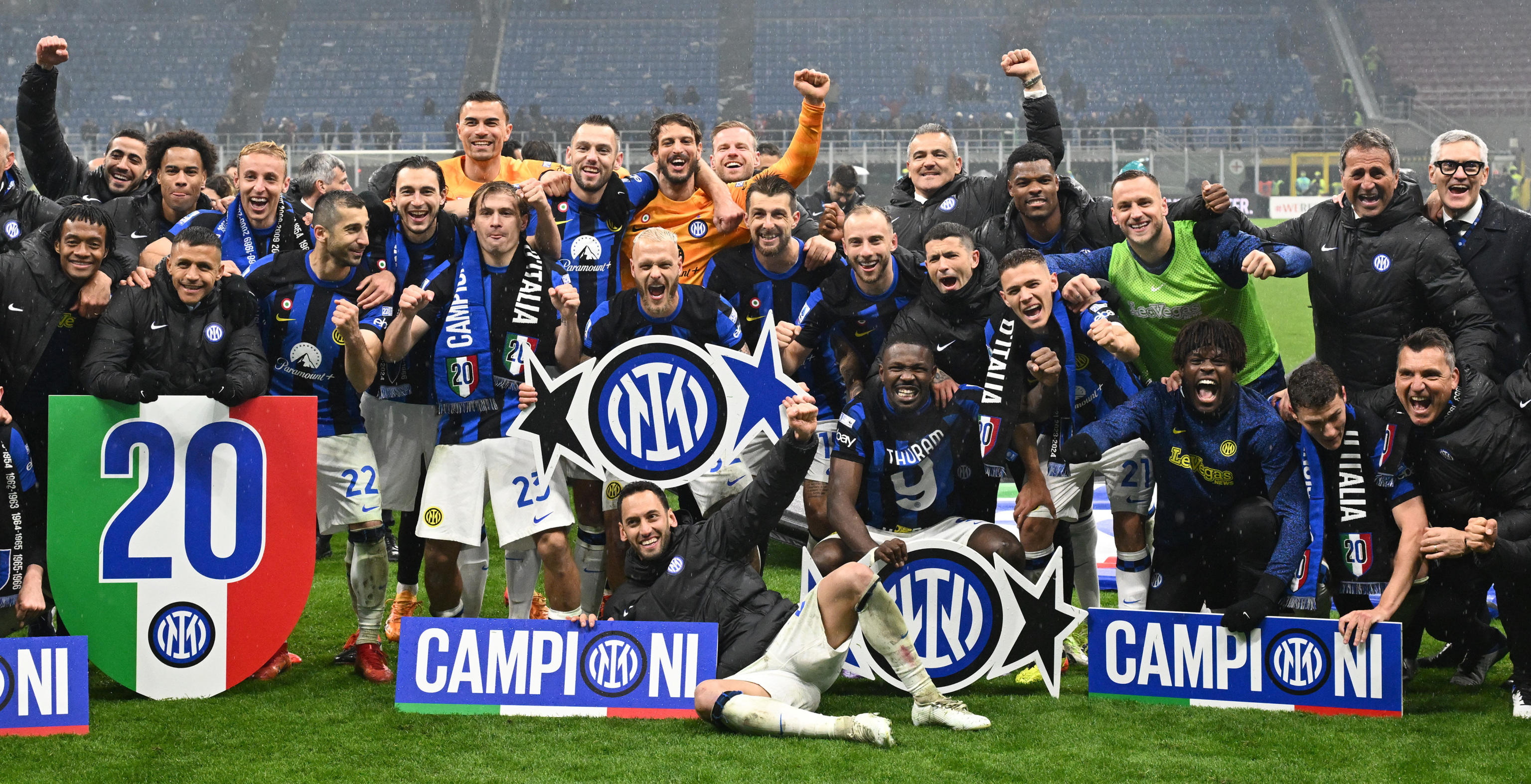 Los jugadores y el personal del Inter celebran ganar el título de la Serie A.