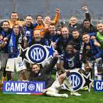 Los jugadores y el personal del Inter celebran ganar el título de la Serie A.