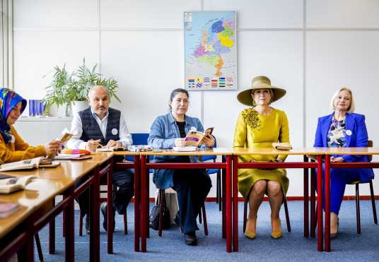 The Hague (Netherlands), 24/04/2024.- Dutch Queen Maxima (2-R) visits the Taal aan Zee Foundation in The Hague, Netherlands, 24 April 2024. The foundation offers Dutch lessons to foreign-speaking women, refugees and asylum seekers and has been in existence for 10 years. (Países Bajos; Holanda, La Haya) EFE/EPA/Remko de Waal