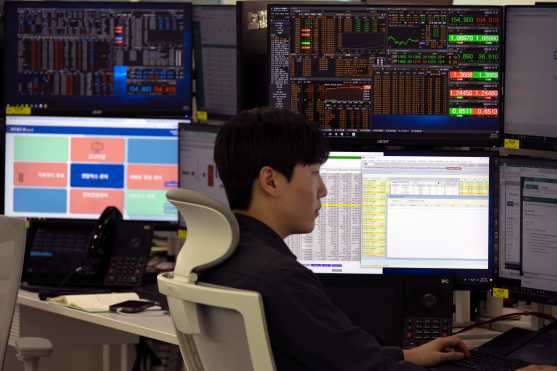Seoul (Korea, Republic Of), 24/04/2024.- A South Korean dealer works in front of monitors at the Hana Bank in Seoul, South Korea, 24 April 2024. The benchmark South Korea Composite Stock Price Index (KOSPI) rose 52.73 points, or 2.01 percent, to close at 2,675.75. (Corea del Sur, Seúl) EFE/EPA/JEON HEON-KYUN