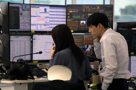 Seoul (Korea, Republic Of), 24/04/2024.- South Korean dealers work in front of monitors at the Hana Bank in Seoul, South Korea, 24 April 2024. The benchmark South Korea Composite Stock Price Index (KOSPI) rose 52.73 points, or 2.01 percent, to close at 2,675.75. (Corea del Sur, Seúl) EFE/EPA/JEON HEON-KYUN