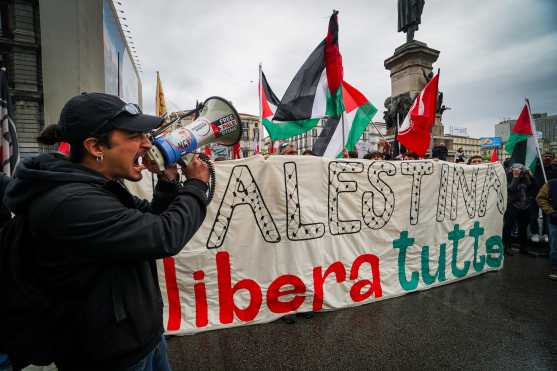 Naples (Italy), 25/04/2024.- Pro-Palestinian protesters attend a demonstration during a commemoration ceremony marking the 79th Liberation Day (Festa della Liberazione) in Naples, Italy, 25 April 2024. Liberation Day is a nationwide public holiday in Italy that is annually celebrated on 25 April. The day remembers Italians who fought against the Nazis and Mussolini's troops during World War II and honors those who served in the Italian Resistance. (Protestas, Italia, Nápoles) EFE/EPA/CESARE ABBATE