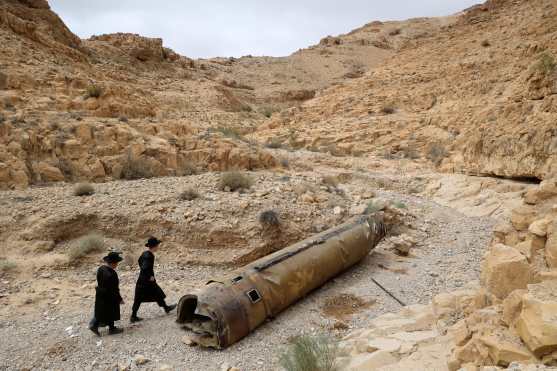 Arad (Israel), 28/04/2024.- Ultra Orthodox Jews gather around parts of an Iranian ballistic missile discovered by Israeli hikers near the southern city of Arad, Israel, 28 April 2024. Iran's Islamic Revolutionary Guards Corps (IRGC) launched drones and missiles towards Israel on 13-14 April, with 99 percent of the attack intercepted by Israel'Äôs defense systems and its allies in the region. EFE/EPA/ABIR SULTAN