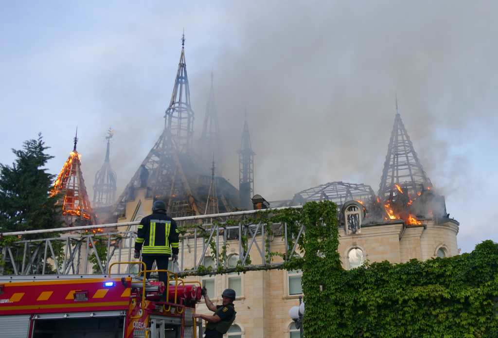 Los bomberos se reúnen en el lugar de un edificio en llamas tras un ataque con misiles en Odesa, Ucrania, el 29 de abril de 2024. 
