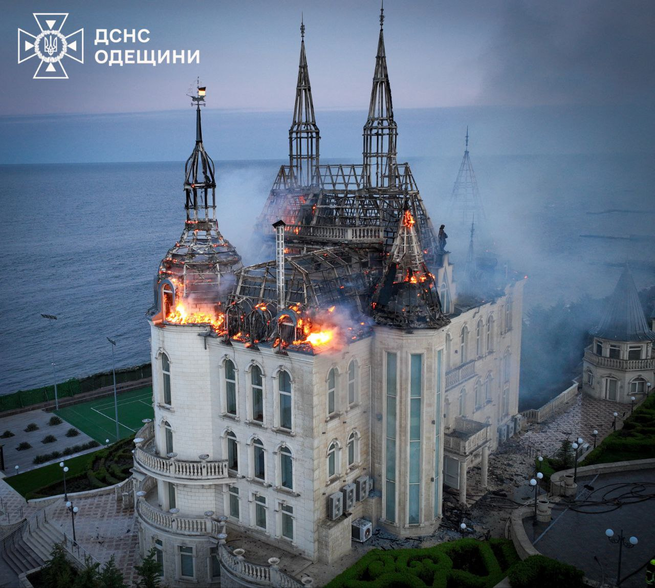 Videos muestran el “castillo de Harry Potter” envuelto en llamas tras ser bombardeado