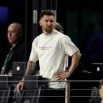 El jugador del Inter Miami, Lionel Messi, en las gradas del Chase Stadium ante Monterrey jugando la ida de los cuartos de final de la Concacaf Champions Cup. (Foto Prensa Libre: AFP)