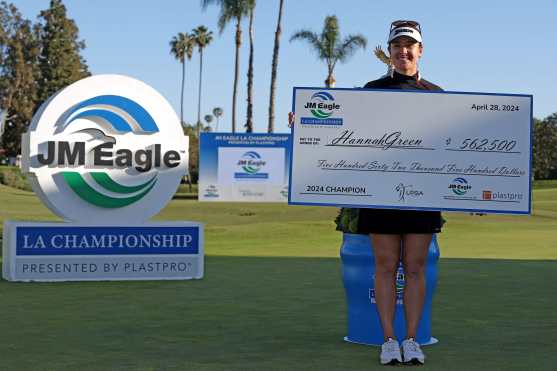 LOS ANGELES, CALIFORNIA - APRIL 28: Hannah Green of Australia poses with the check after winning the JM Eagle LA Championship presented by Plastpro at Wilshire Country Club on April 28, 2024 in Los Angeles, California.   Harry How/Getty Images/AFP (Photo by Harry How / GETTY IMAGES NORTH AMERICA / Getty Images via AFP)
