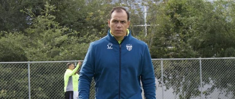 Dwight Pezzarossi le apunta a “clasificar a la Concacaf” con Antigua