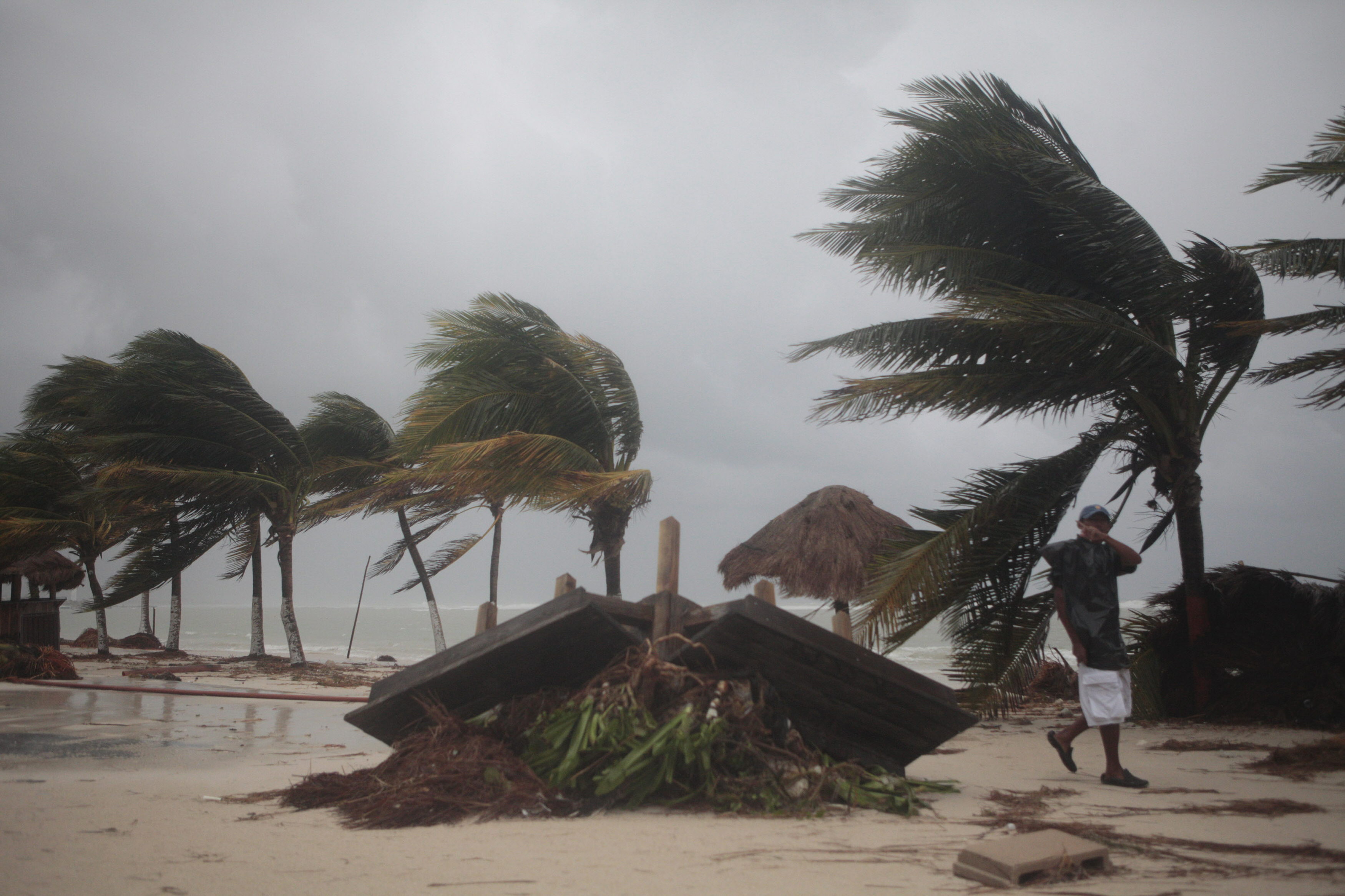 Imagen de archivo de los fuertes vientos debido al paso de un huracán, en Campeche, México. 

(Foto Prensa Libre: EFE)