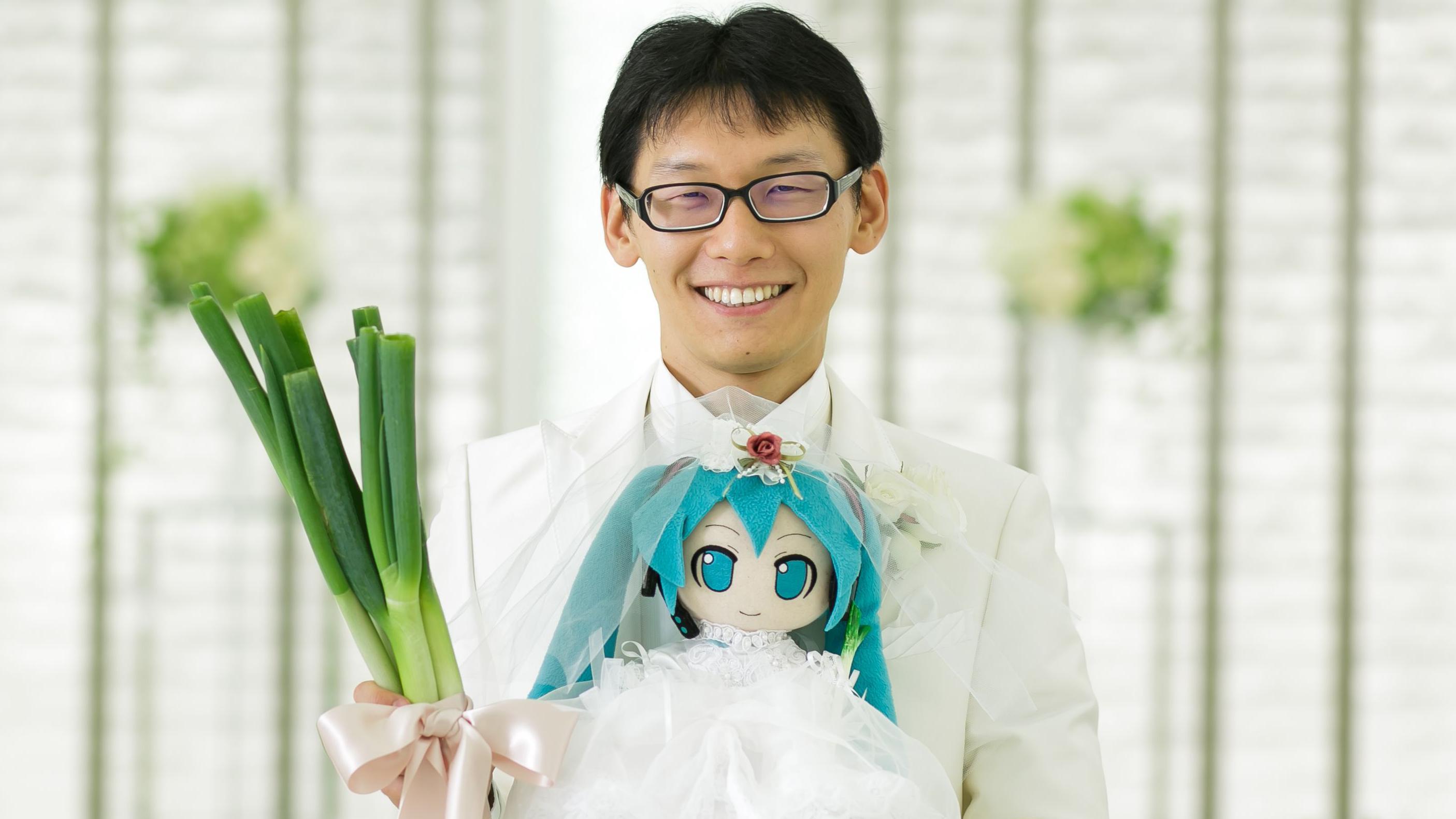 Akihiko Kondo, el día de su boda con la cantante virtual Hatsune Miku.