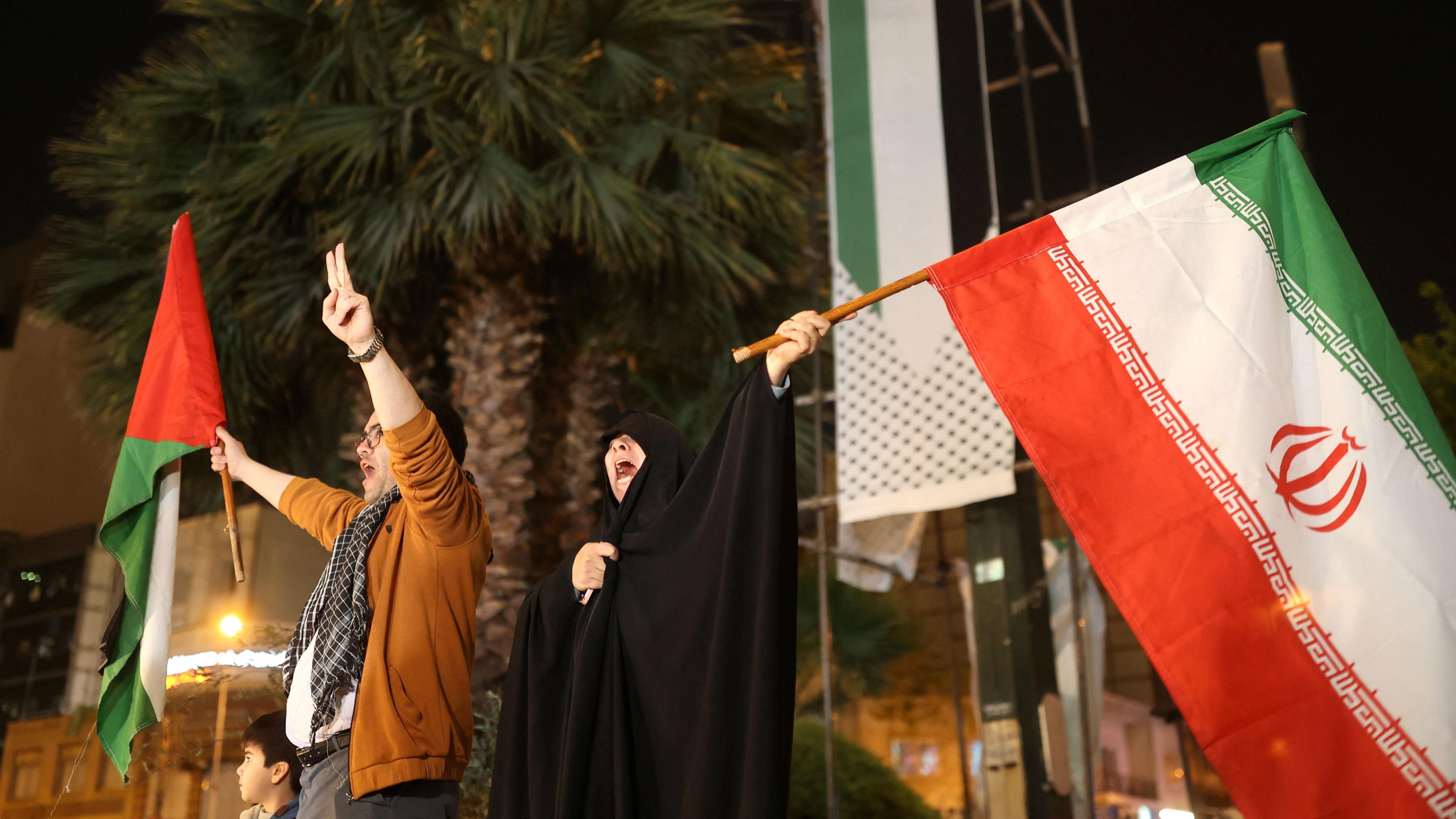 Personas celebran los ataques de la Guardia Revolucionaria Iraní a territorio israelí

Reuters