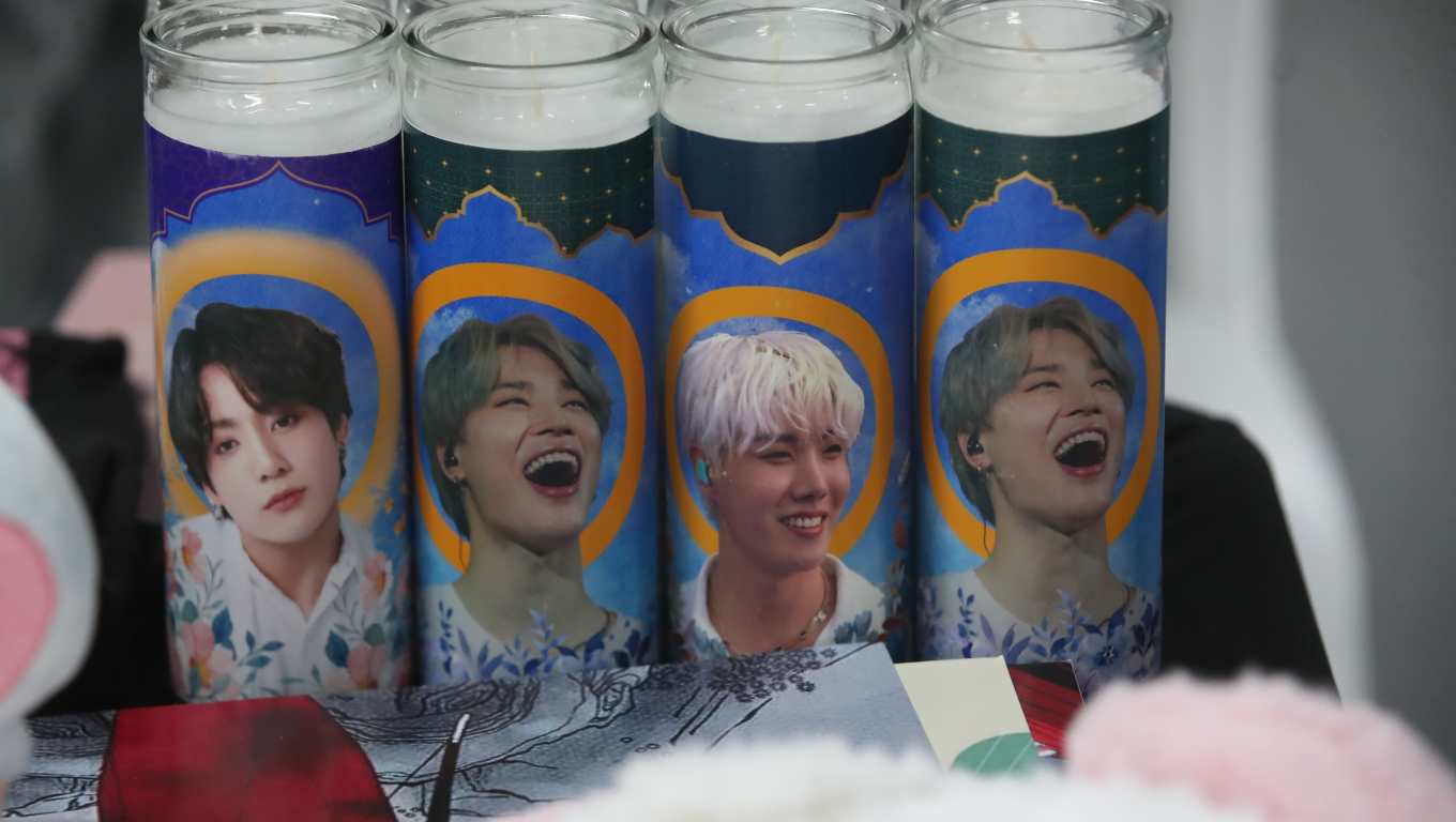 Veladoras curiosas con imágenes de artistas icónicos del K-Pop iluminan el ambiente del K-Day, destacando la devoción y admiración de los fanáticos por sus ídolos. (Fotografía Prensa Libre: Byron Rivera Baiza).