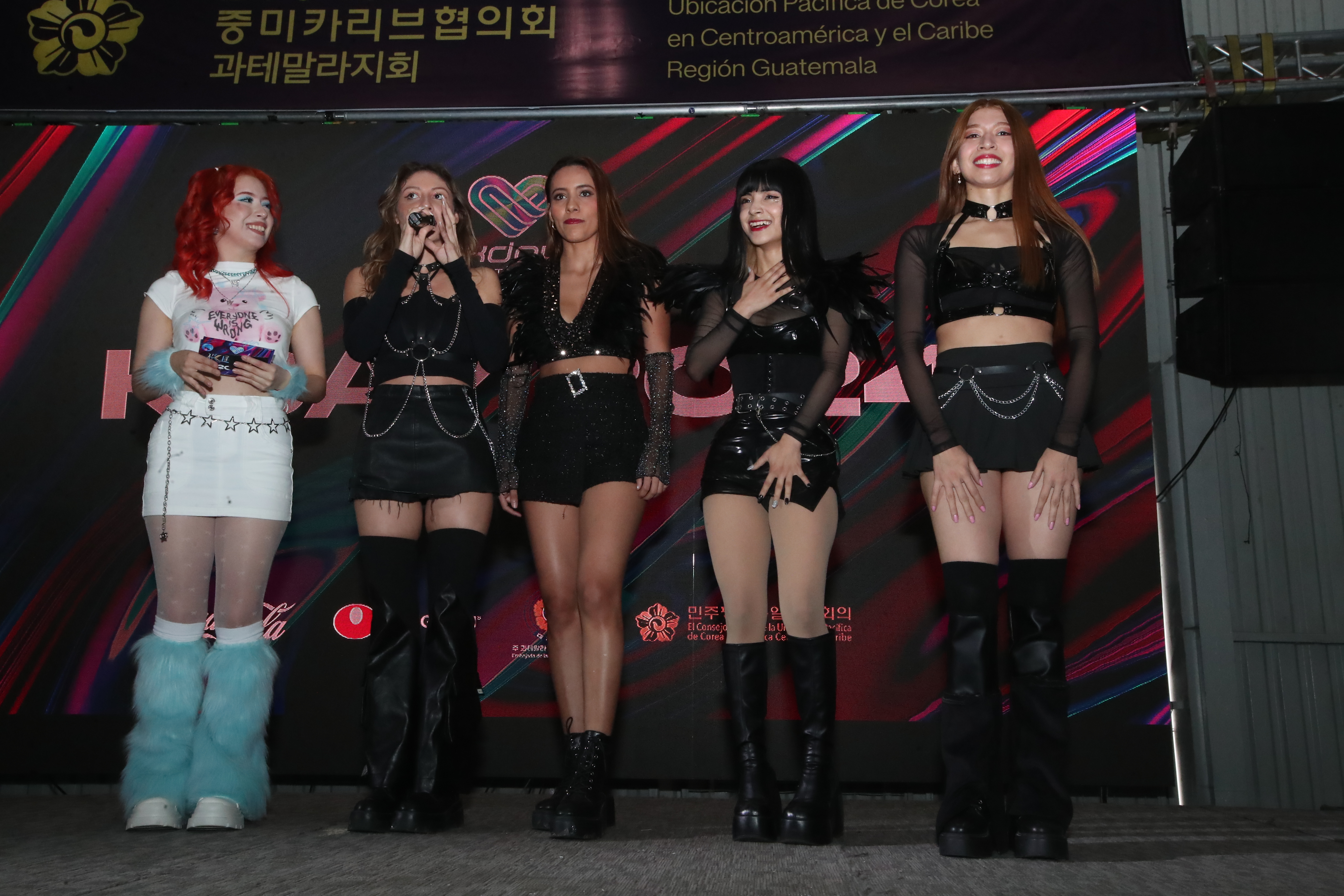 Grupos de amigos se reúnen vestidos con atuendos inspirados en sus ídolos del K-Pop para disfrutar del evento con Cover Dance. (Fotografía Prensa Libre: Byron Rivera Baiza)
