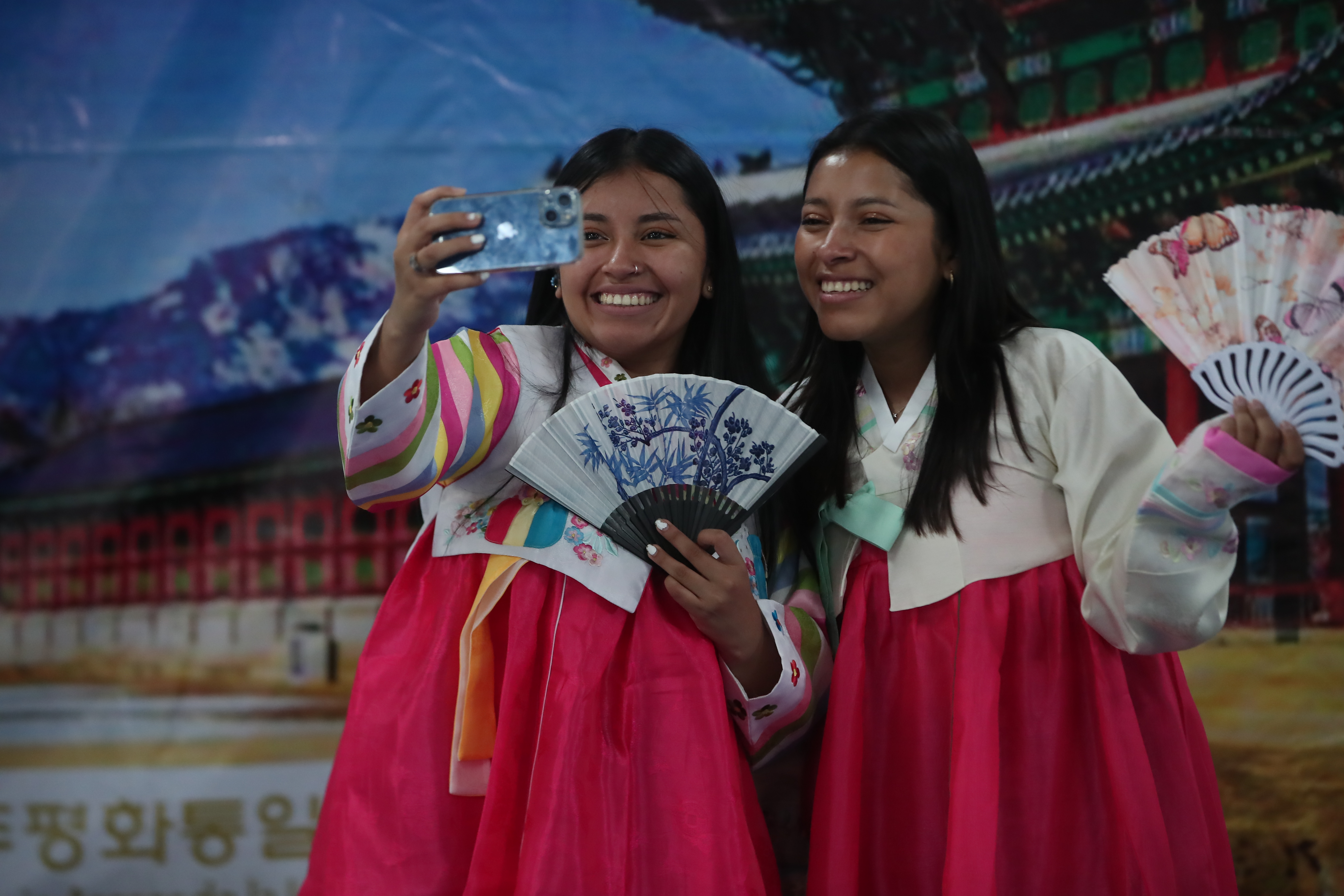 Los cosplayers deslumbran con sus elaborados disfraces, rindiendo homenaje a los personajes y estilos de moda coreana.  (Fotografía Prensa Libre: Byron Rivera Baiza).
