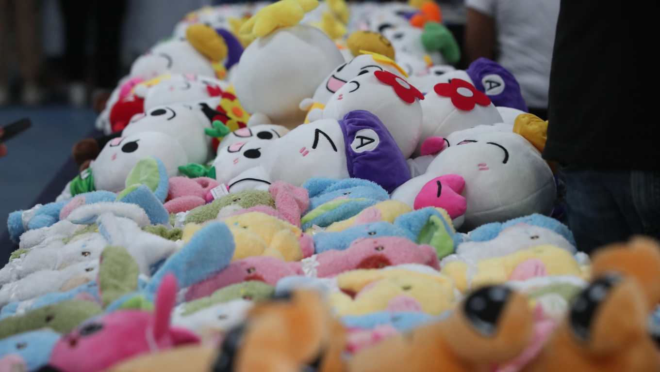 Los asistentes exploran los coloridos puestos de venta, donde una variedad de peluches anime. (Fotografía Prensa Libre: Byron Rivera Baiza).
