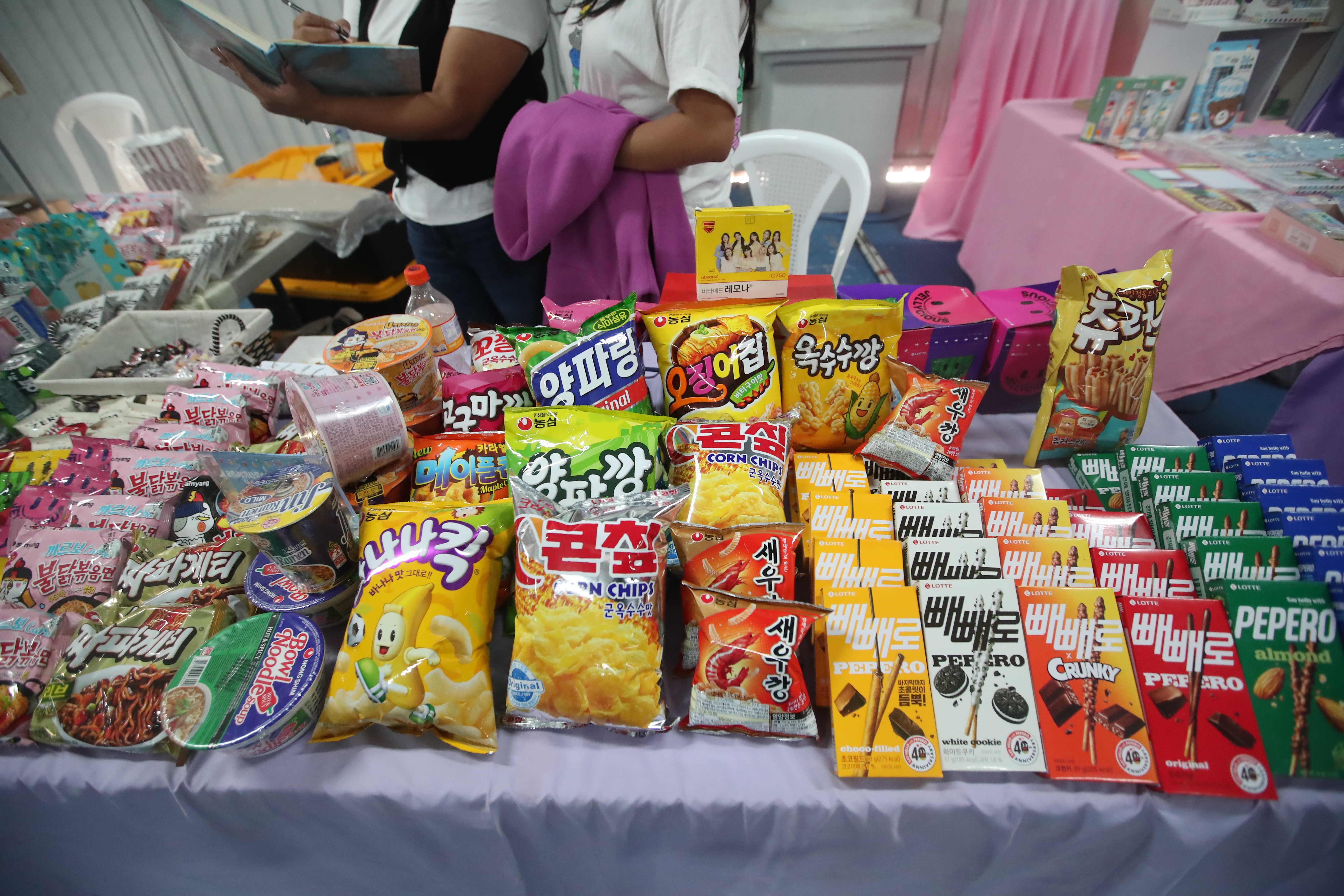 Los fanáticos exploran los puestos de mercancía, buscando artículos de colección y recuerdos de la cultura coreana.  (Fotografía Prensa Libre: Byron Rivera Baiza).