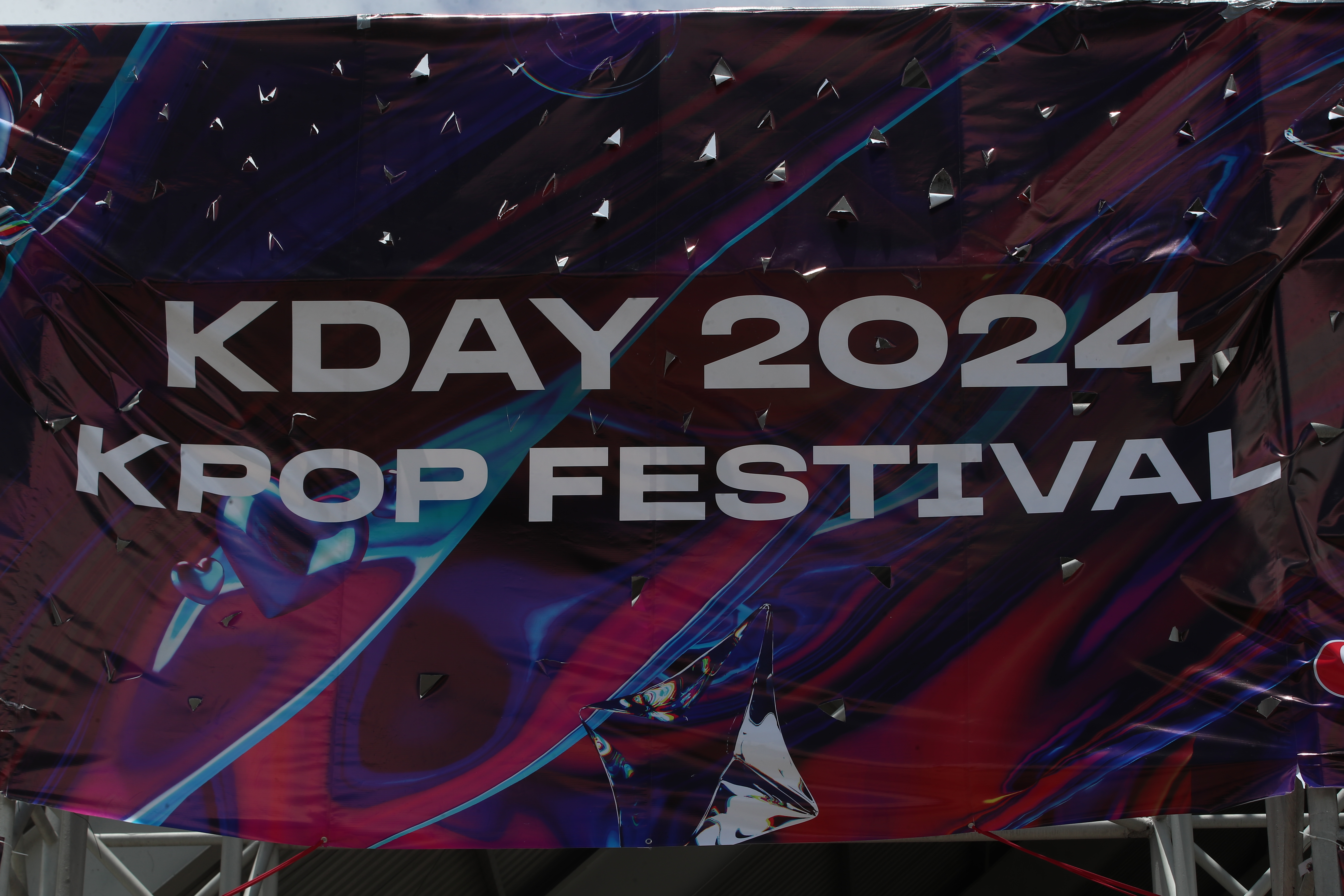 Coloridos carteles y pancartas decoran el lugar, mostrando el entusiasmo de los asistentes por el K-Day. (Fotografía Prensa Libre: Byron Rivera Baiza)