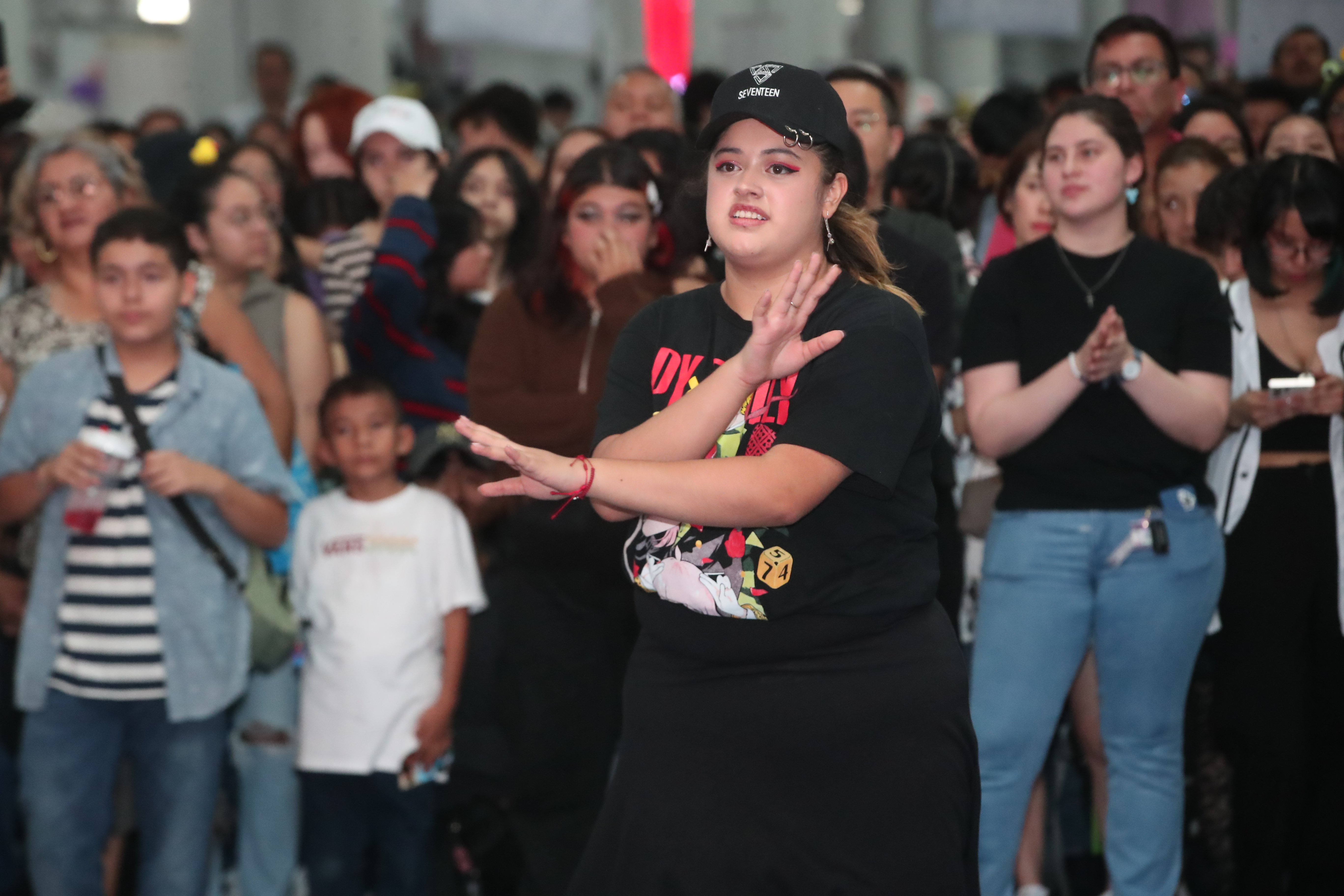 Grupos de baile callejero improvisan coreografías en espacios designados, demostrando su pasión por el movimiento y la música.  (Fotografía Prensa Libre: Byron Rivera Baiza).
