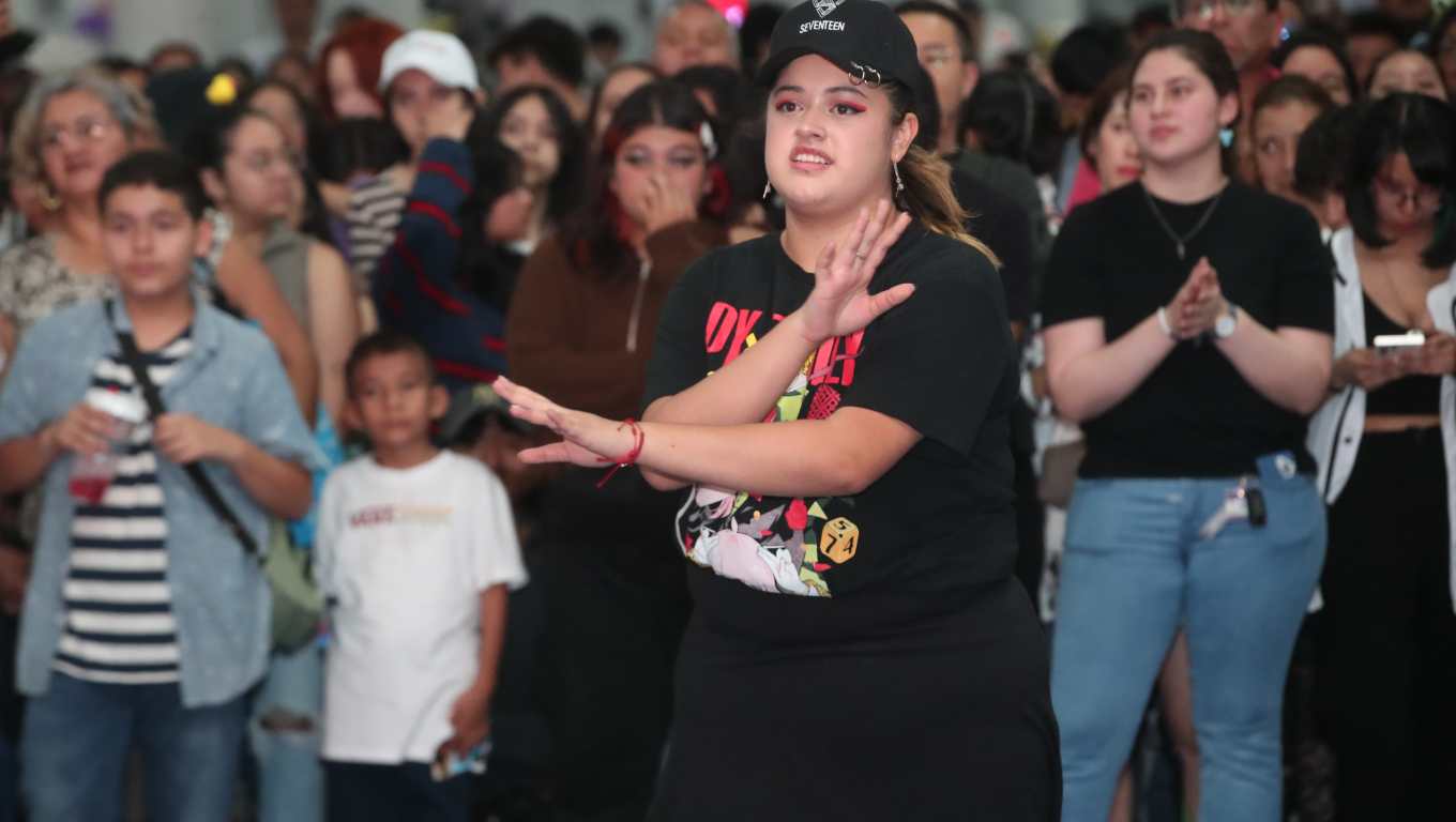 Grupos de baile callejero improvisan coreografías en espacios designados, demostrando su pasión por el movimiento y la música.  (Fotografía Prensa Libre: Byron Rivera Baiza).