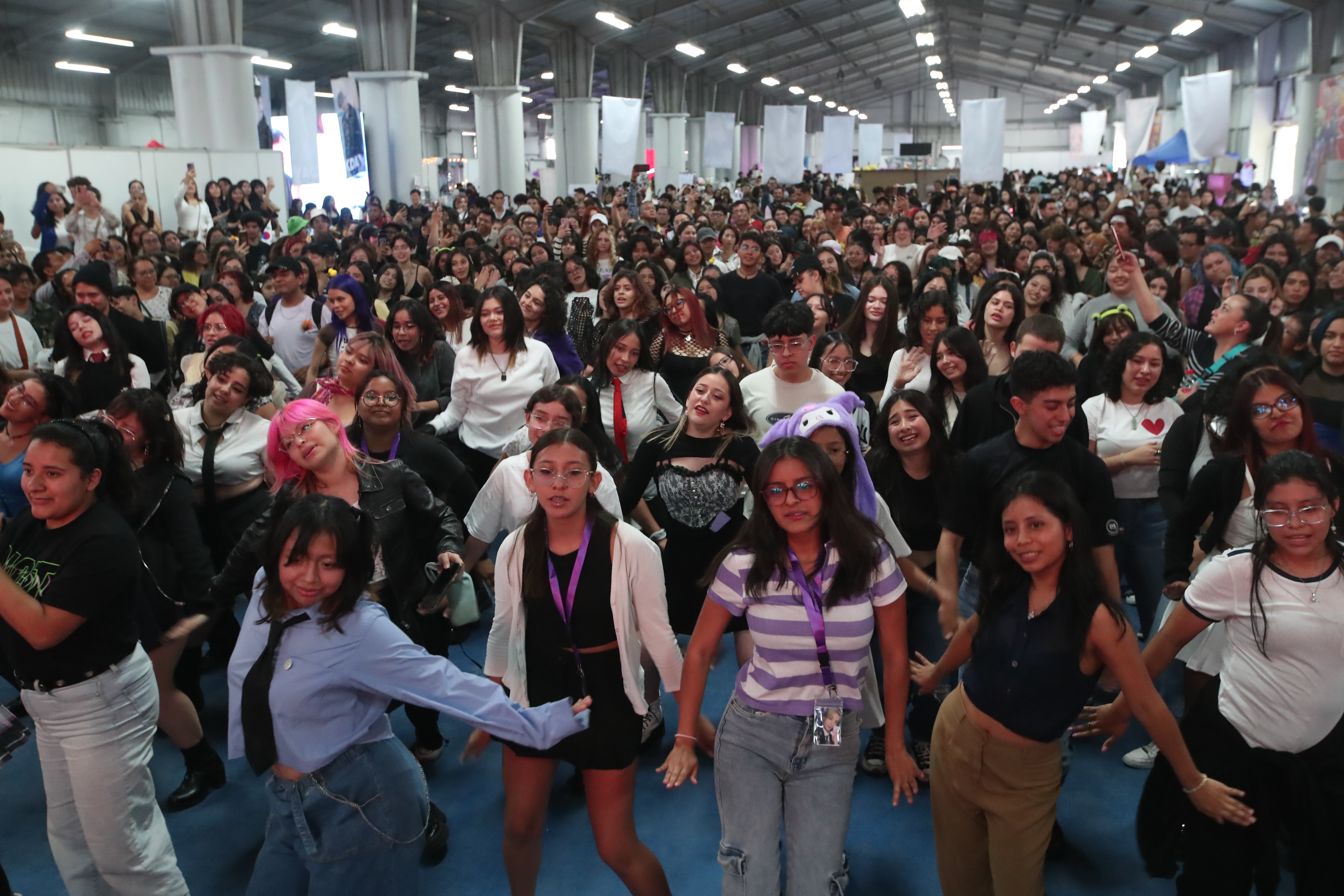 La energía contagia, mientras la multitud canta y baila al ritmo de los éxitos más recientes del K-Pop.  (Fotografía Prensa Libre: Byron Rivera Baiza).