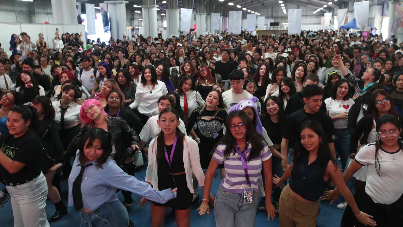 La energía contagia, mientras la multitud canta y baila al ritmo de los éxitos más recientes del K-Pop.  (Fotografía Prensa Libre: Byron Rivera Baiza).