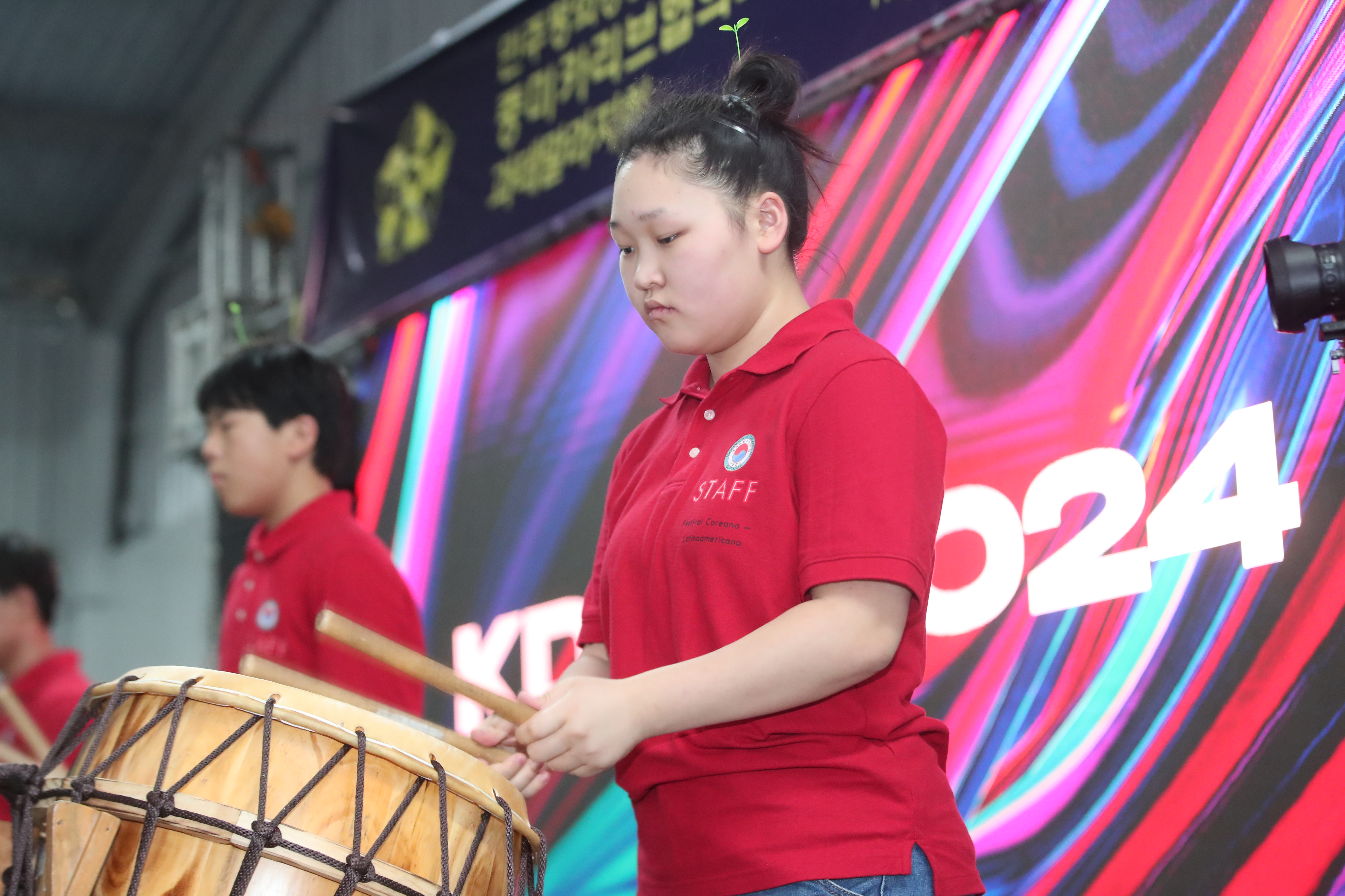 Jóvenes coreanos tocan un tambor indígena aislado durante el K-Day. (Fotografía Prensa Libre: Byron Rivera Baiza).