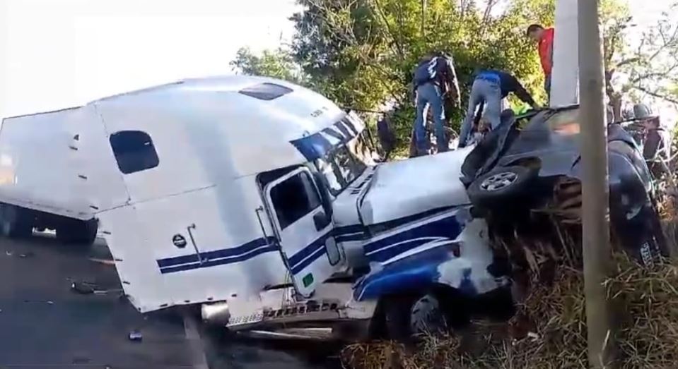 Piloto de tráiler da su versión de cómo se accidentó en ruta a El Salvador