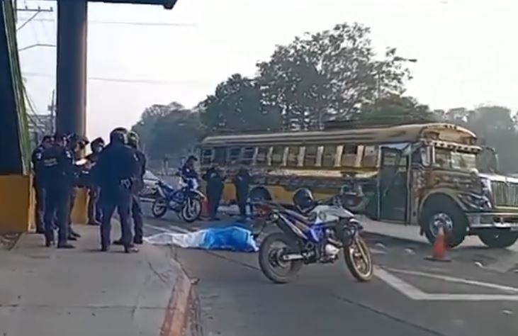 Muere por politraumatismo hombre que se habría lanzado de pasarela en avenida Petapa