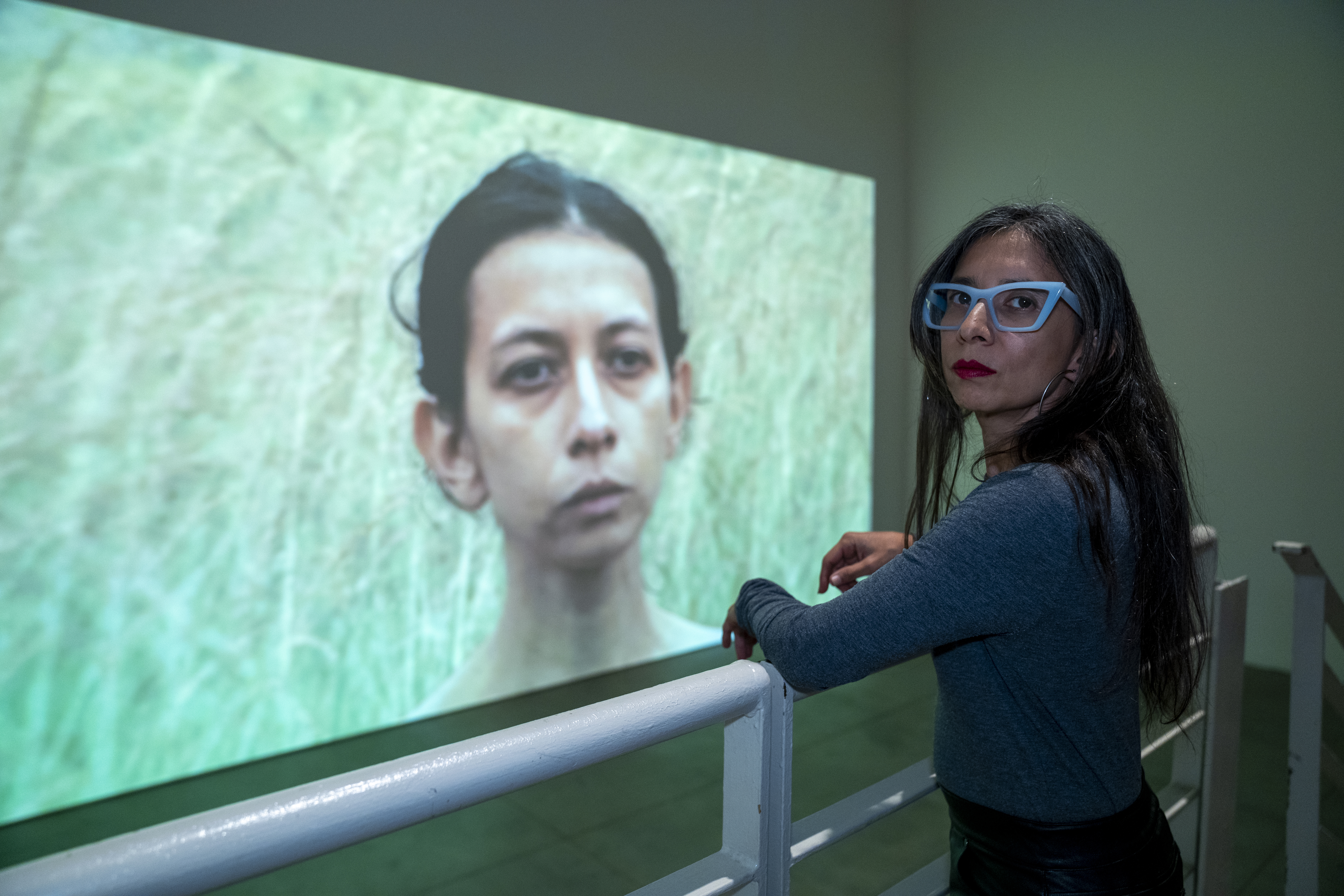 Regina José Galindo lleva a Nueva York ‘Tierra’, un grito contra el genocidio