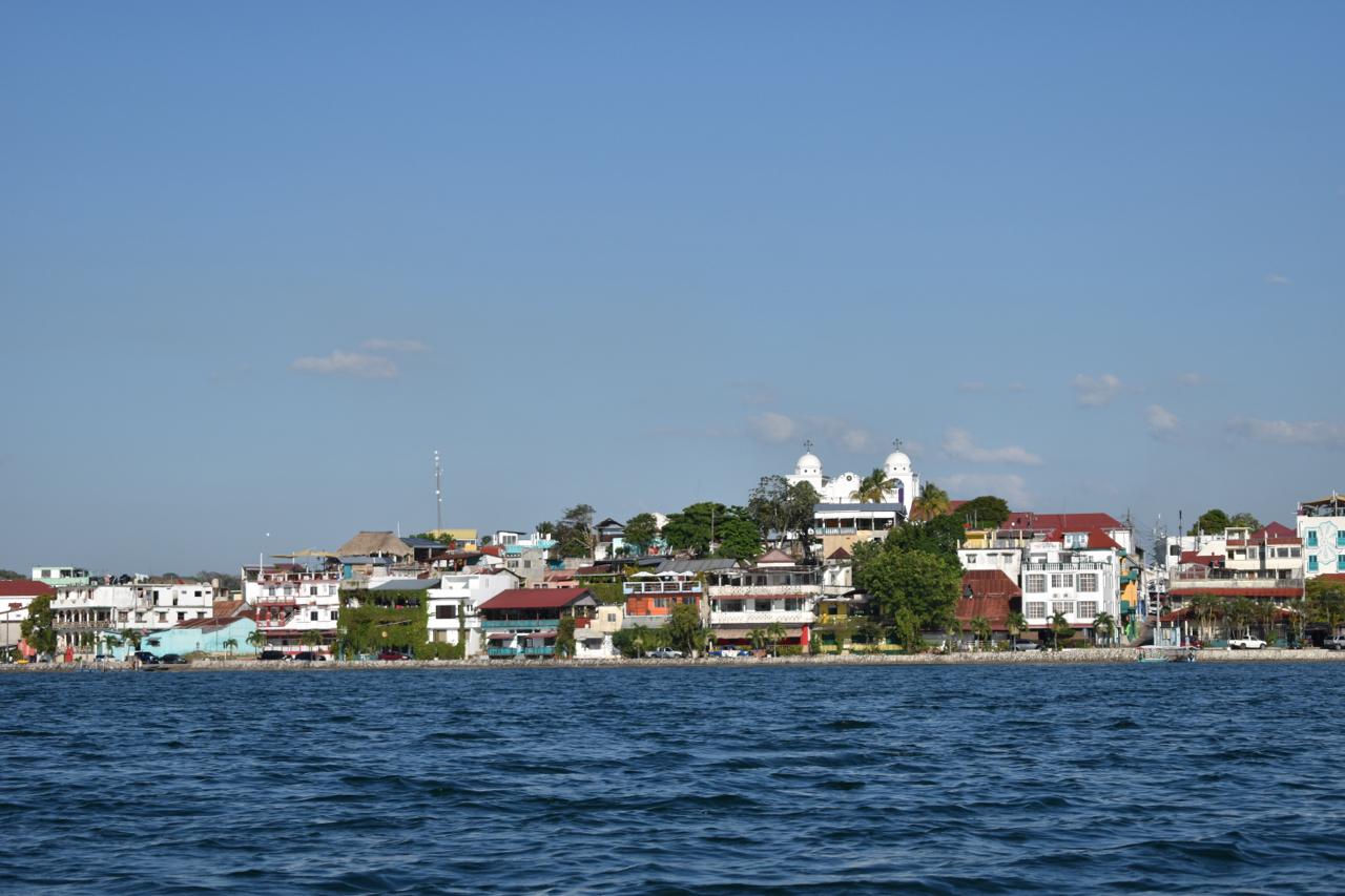 Vista de la Isla de Flores desde el lago. 

(Foto Prensa Libre: Belinda S. Martínez)
