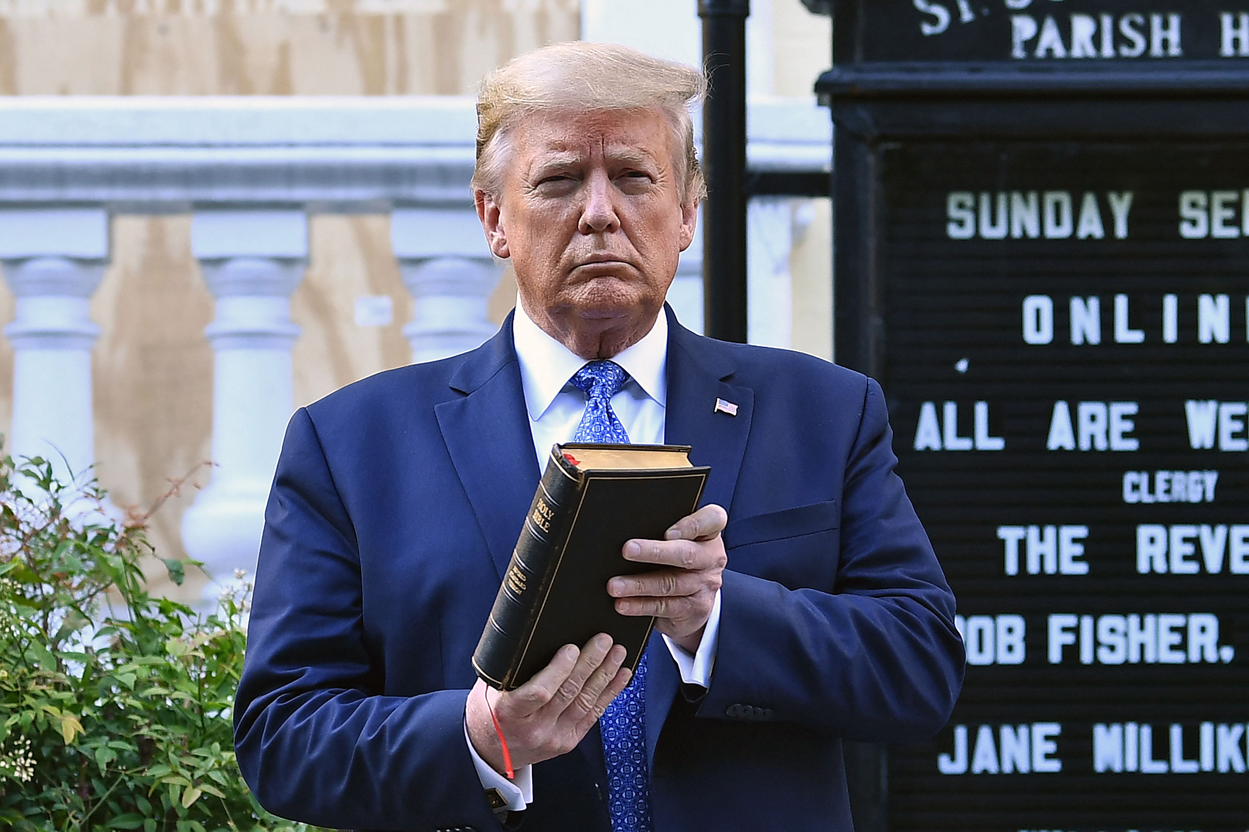 Donald Trump sostiene una biblia