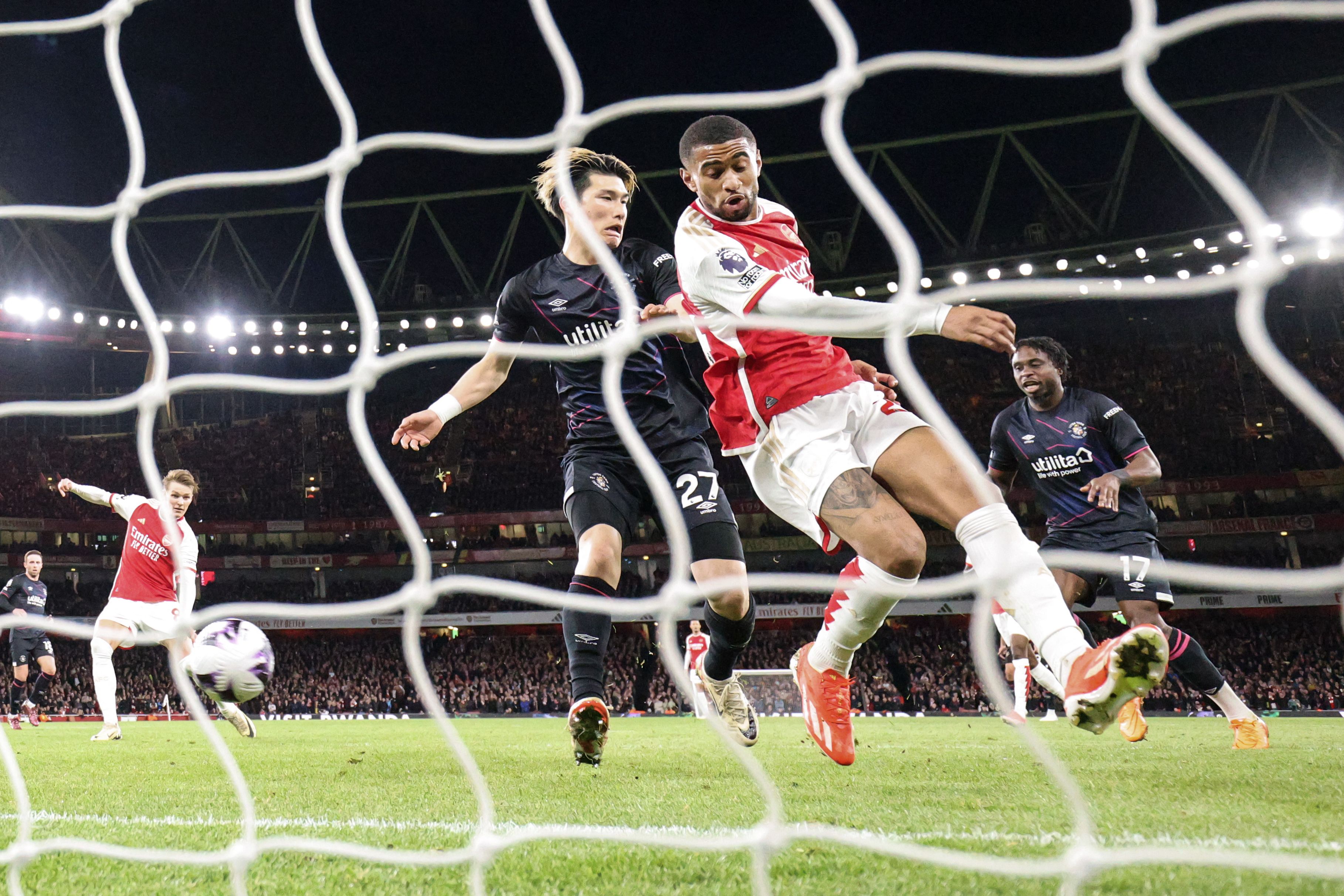 El defensor japonés Daiki Hashioka marca en propia meta durante el partido de la Premier League entre Arsenal y Luton.