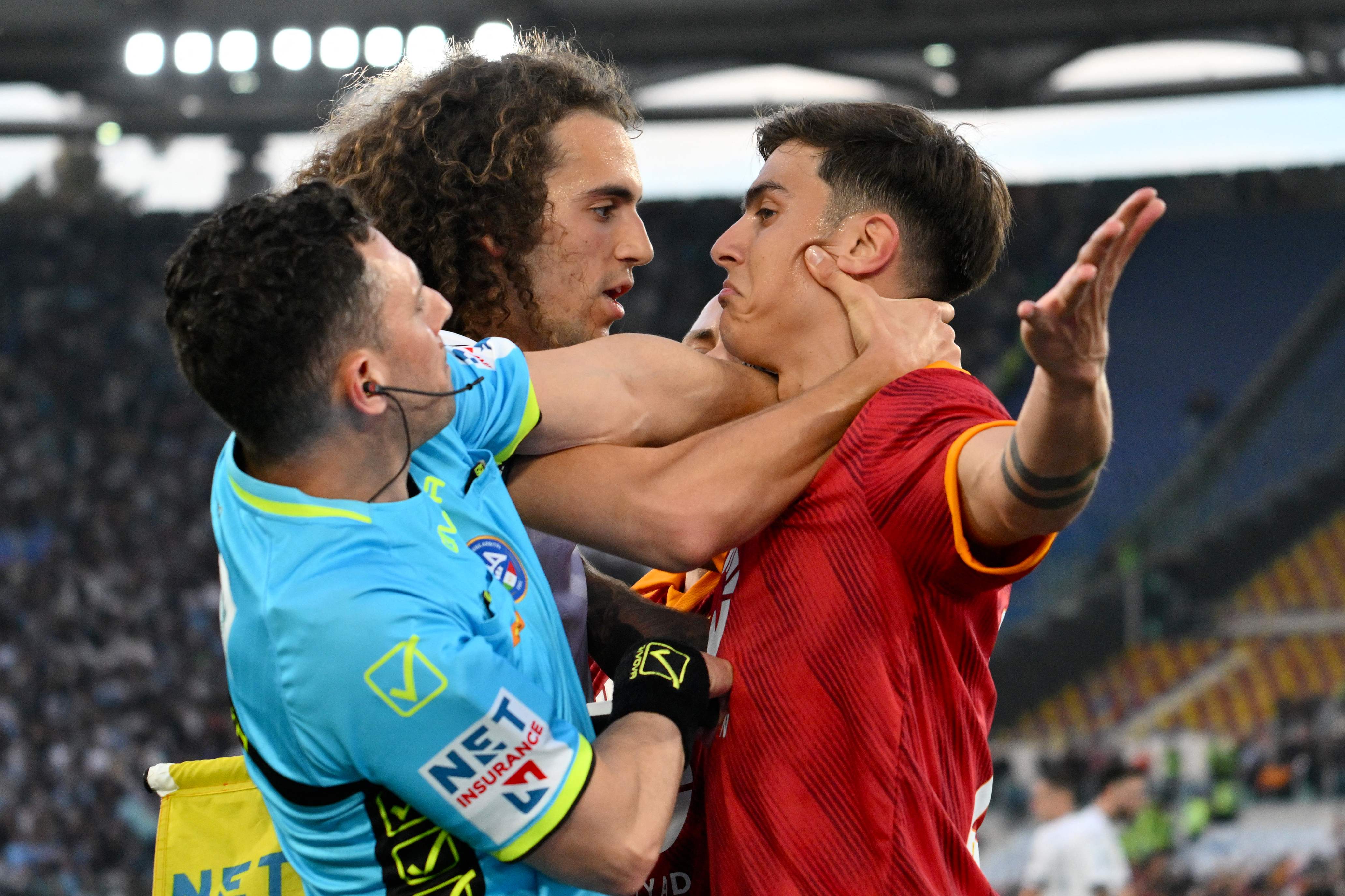 El jugador de la Roma, el argentino, Paulo Dybala (R), enfrentado con el defensor de la Lazio, el francés, Matteo Guendouzi, en el Derbi de la Capital, acontecido en el Estadio Olympico de Roma. (Foto Prensa Libre: AFP)