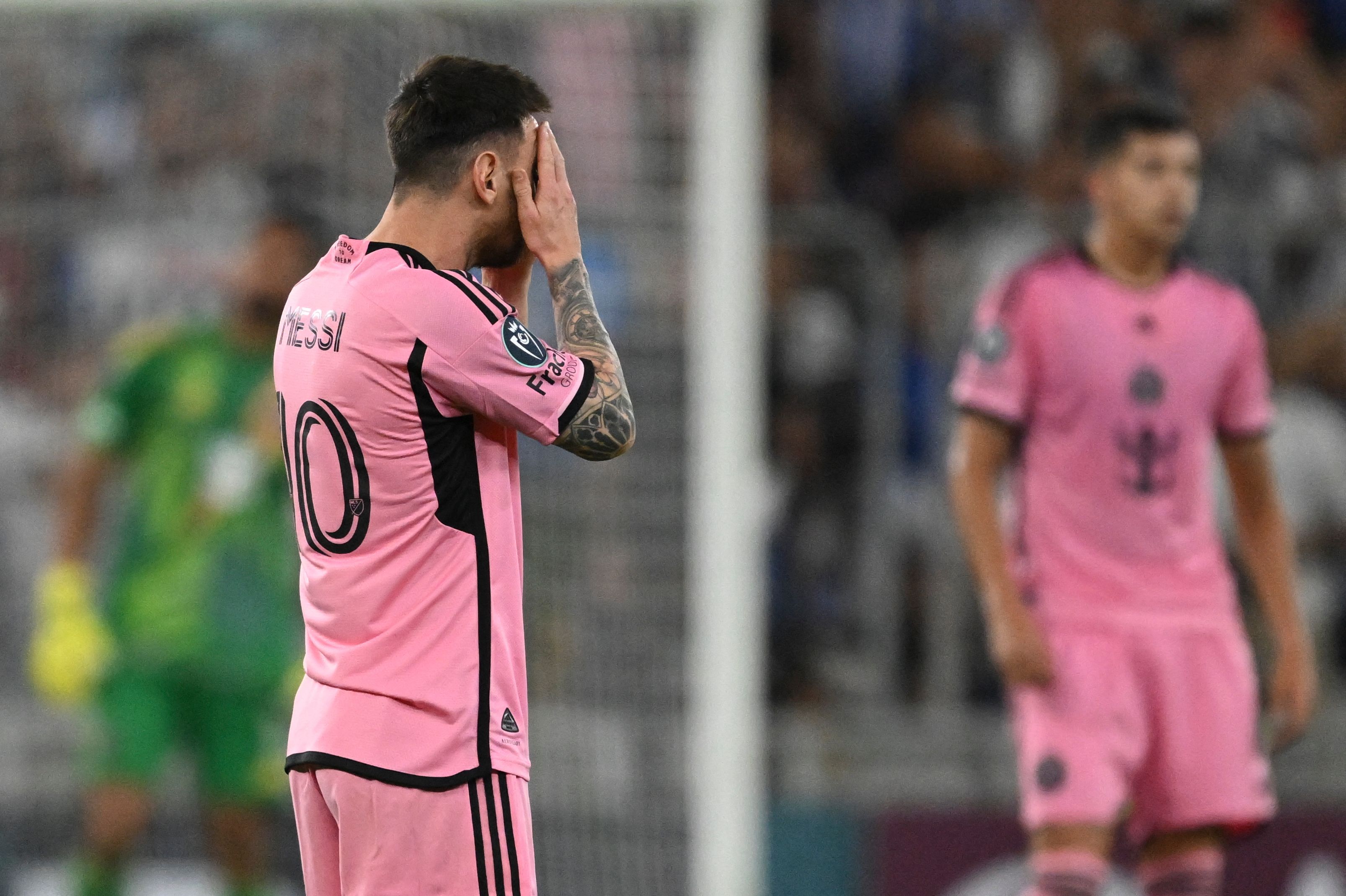 Lionel Messi reacciona durante uno de los goles del Monterrey en la vuelta de la Copa de Campeones de la Concacaf.