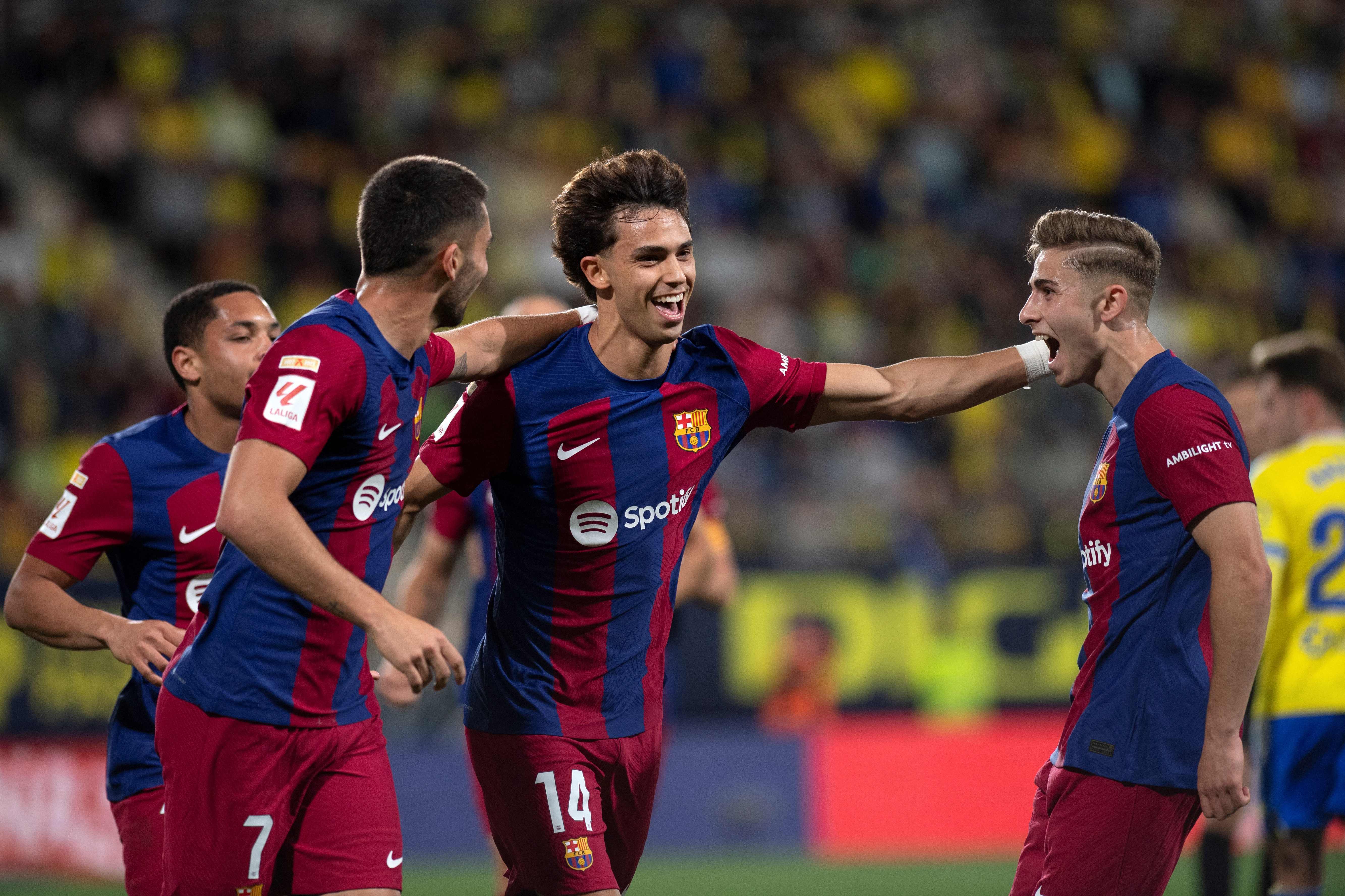 El jugador del FC Barcelona, Joao Felix, festeja con sus compañeros el gol de la victoria ante el Cádiz. (Foto Prensa Libre: AFP)