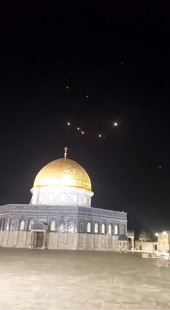 Estelas de cohetes sobre la Mezquita de Al-Aqsa en Jerusalén durante el primer ataque directo de Irán contra Israel el 14 de abril de 2024, 