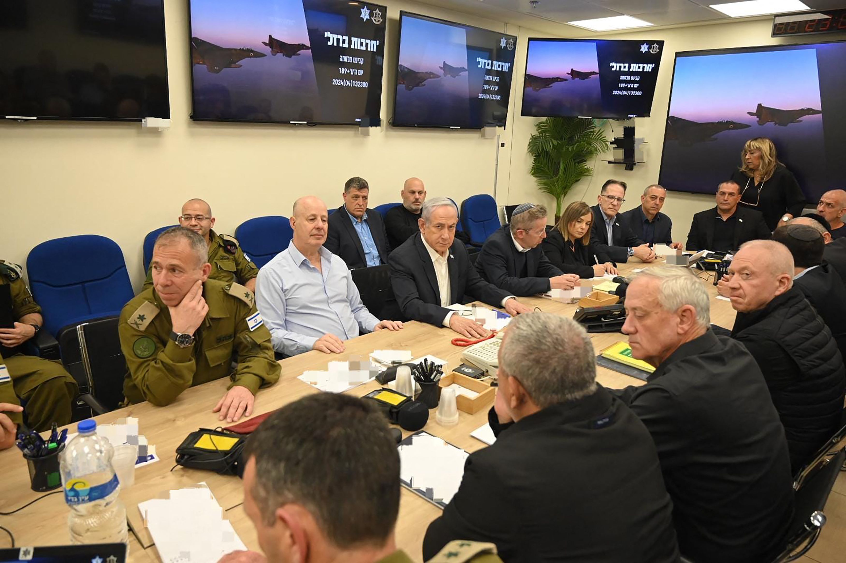Reunión de gabinete de Israel, luego de la confirmación del lanzamiento de drones y misiles de ataques por parte de Irán. (Foto Prensa Libre: AFP)